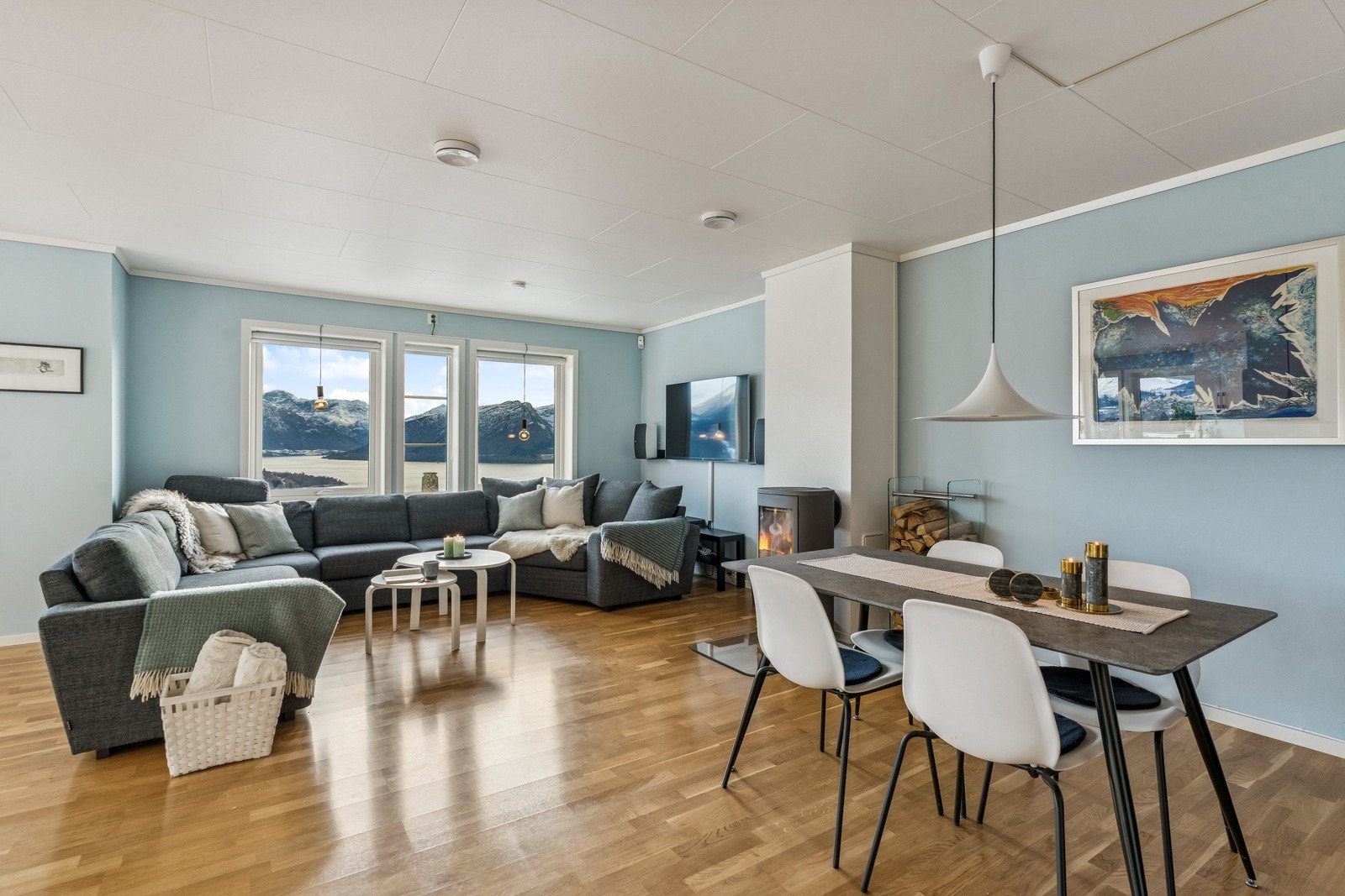 Vedomnen gjev både varme og stemning - eit naturleg midtpunkt i rommet. Perfekt for både kalde kveldar og rolege morgonar. Galleribilde