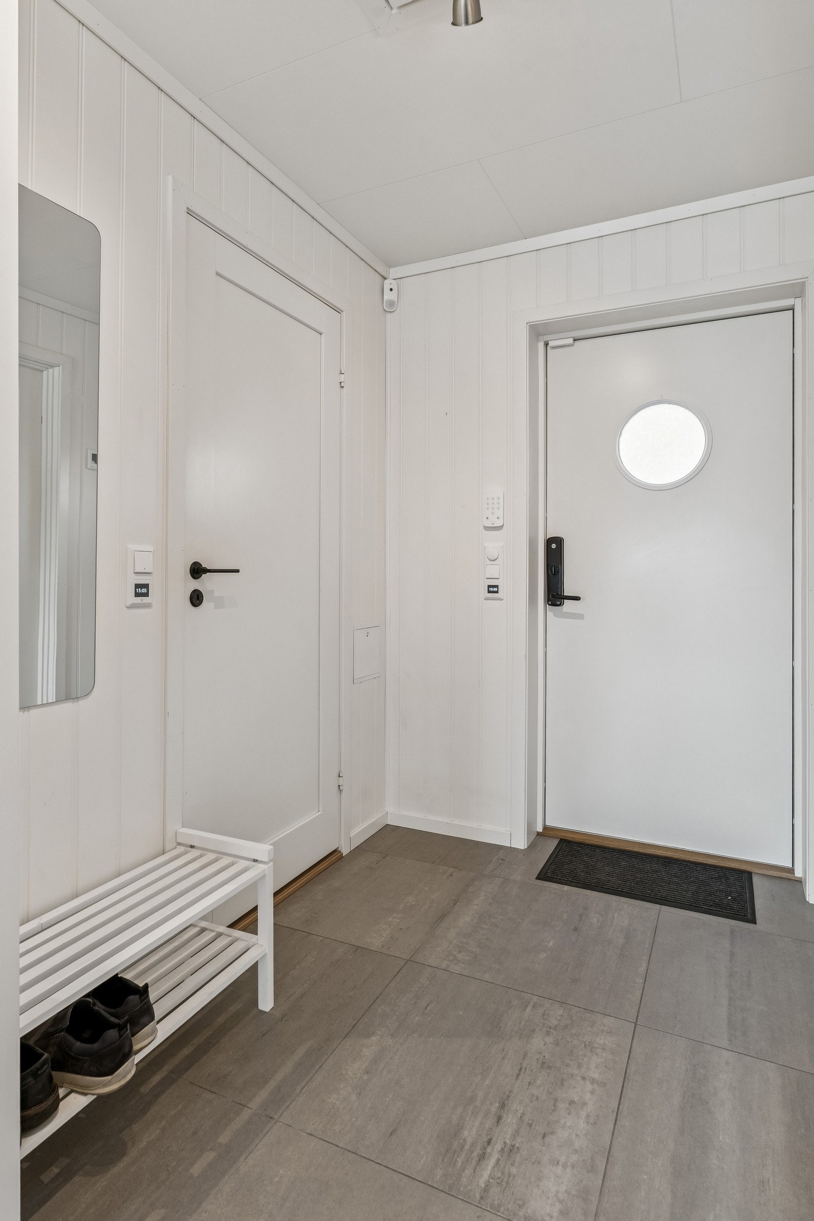 Kodelås på ytterdøra er praktisk og familievenleg. Galleribilde