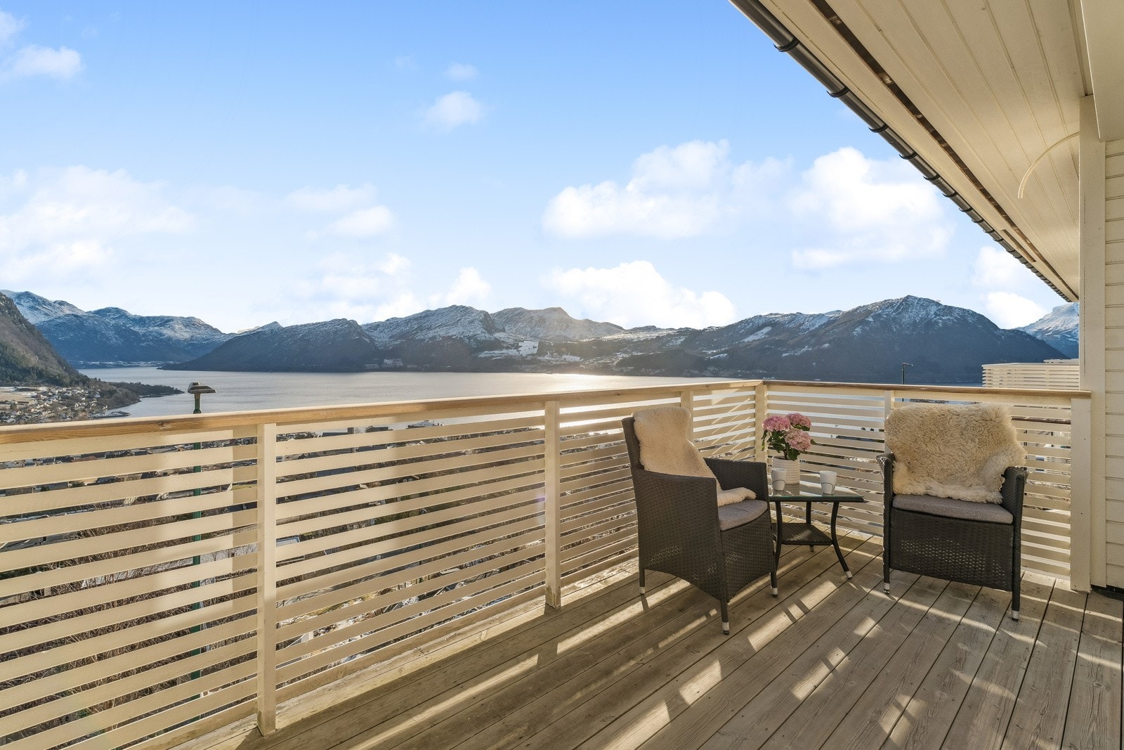 Terrassen blir som eit ekstra rom i bustaden på sommarstid. Her ligg alt til rette for høg trivsel. Galleribilde