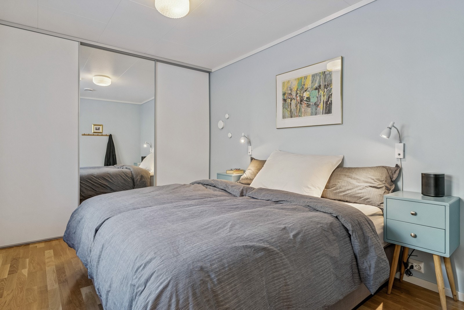 Det er to gode soverom i leilegheita. Hovudsoverommet er romsleg med stor skyvedørsgarderobe, perfekt for oppbevaring av klede og tilbehøyr. Galleribilde