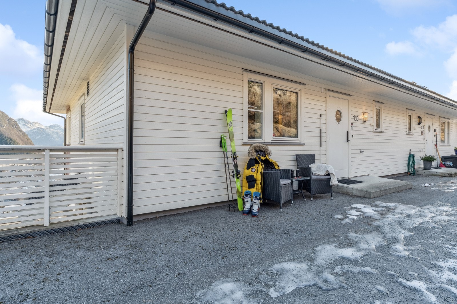 Kort og lettvint tilkomst frå heis til inngangsparti. Her har du flott tur- og friområde like utanfor inngangsdøra, med gode turstiar mot Grindløda på Klepp, Gapahuken på Prestesetra, Panoramavegen, Dinglavatnet, Melshornet m.m. Galleribilde