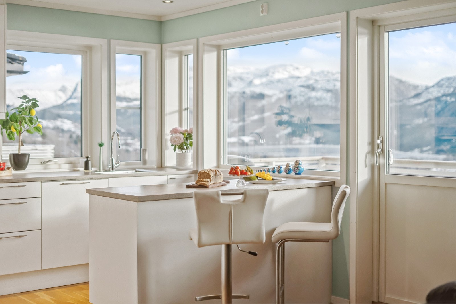 Kjøkkenøya skapar ei sosial atmosfære og blir eit naturleg bindeledd mellom kjøkkenet og stova. Galleribilde