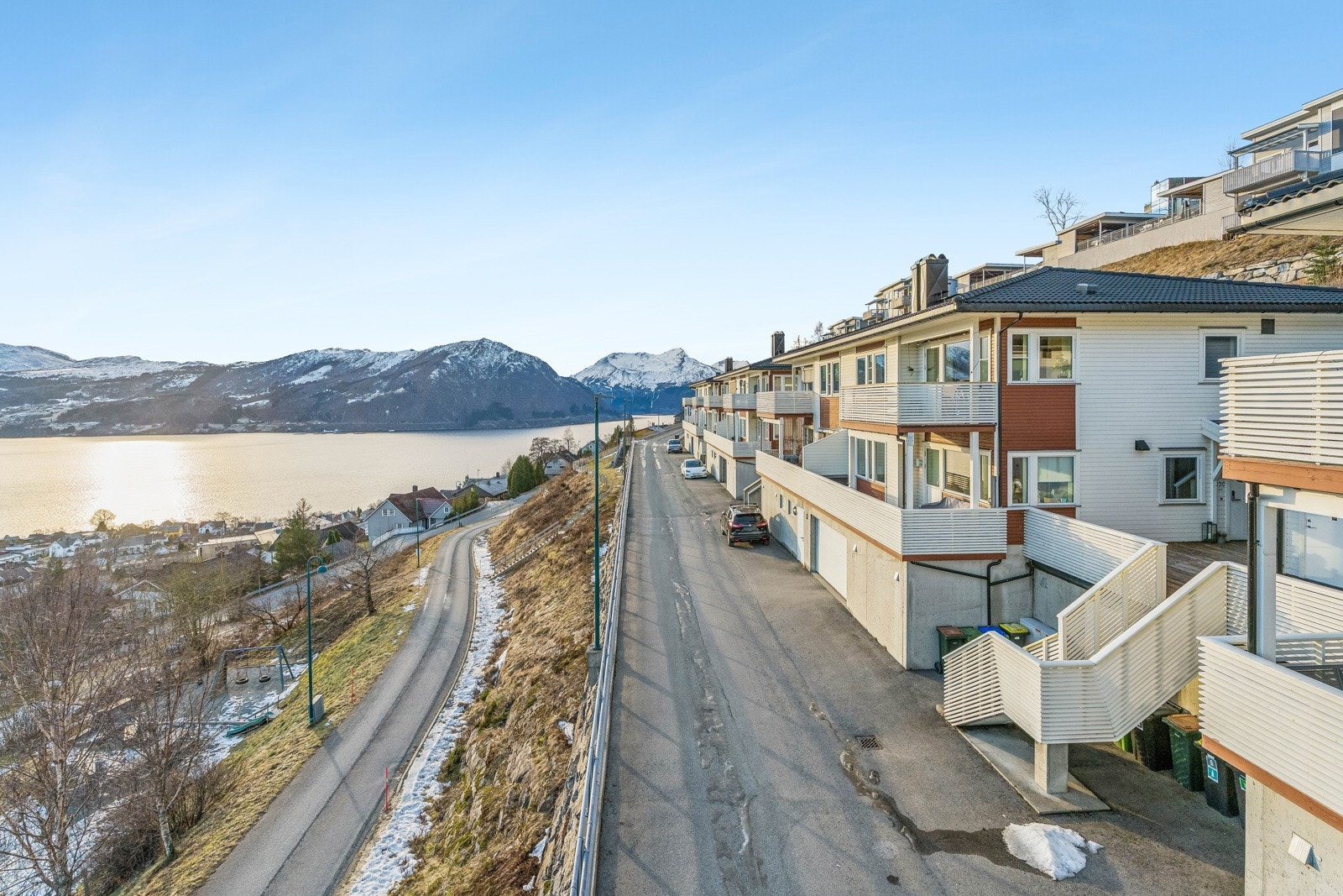 Leilegheita ligg på øvste plan i 4-mannsbustad med fantastisk utsyn. Her bur du i ei roleg og trafikkstille gate med nærleik til skular, barnehage og sentrum med alle servicetilbod. Galleribilde