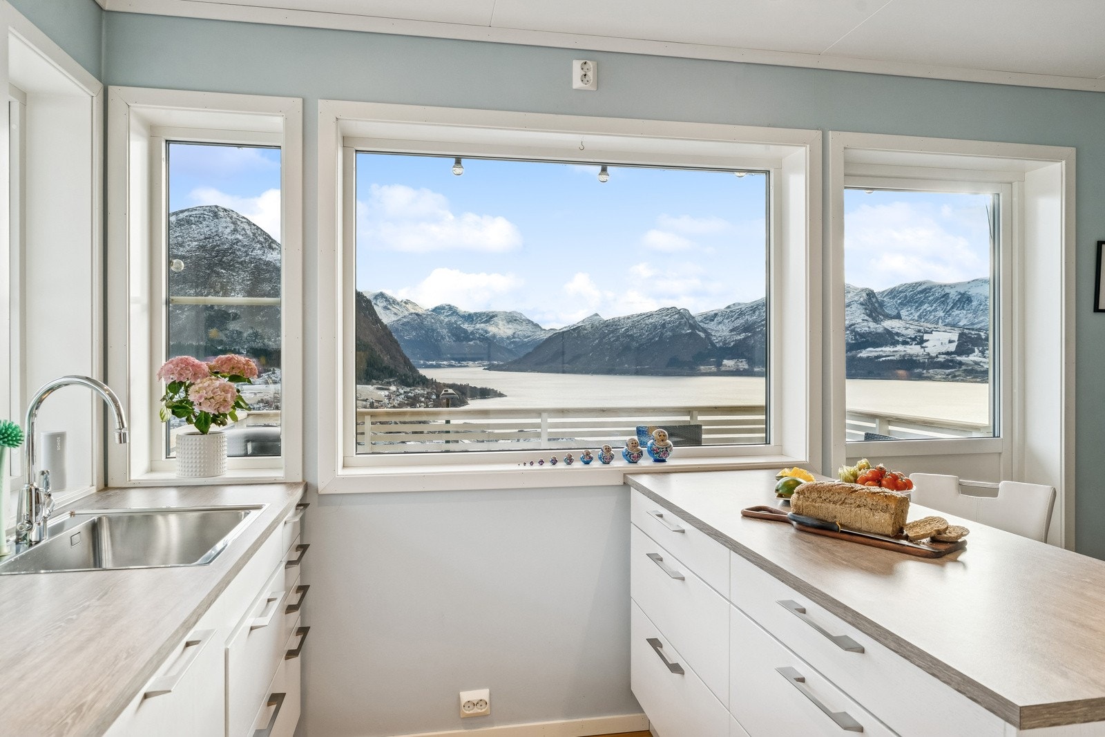 Dei mange vindauga tek naturen inn og gjev eit fantastisk utsyn. Eit kjøkken som inspirerer til matlaging! Galleribilde