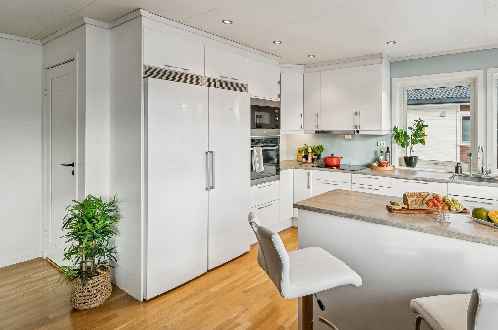 Store vindaugsflater og downlightsbelysning i himling gjev godt arbeidslys. Galleribilde