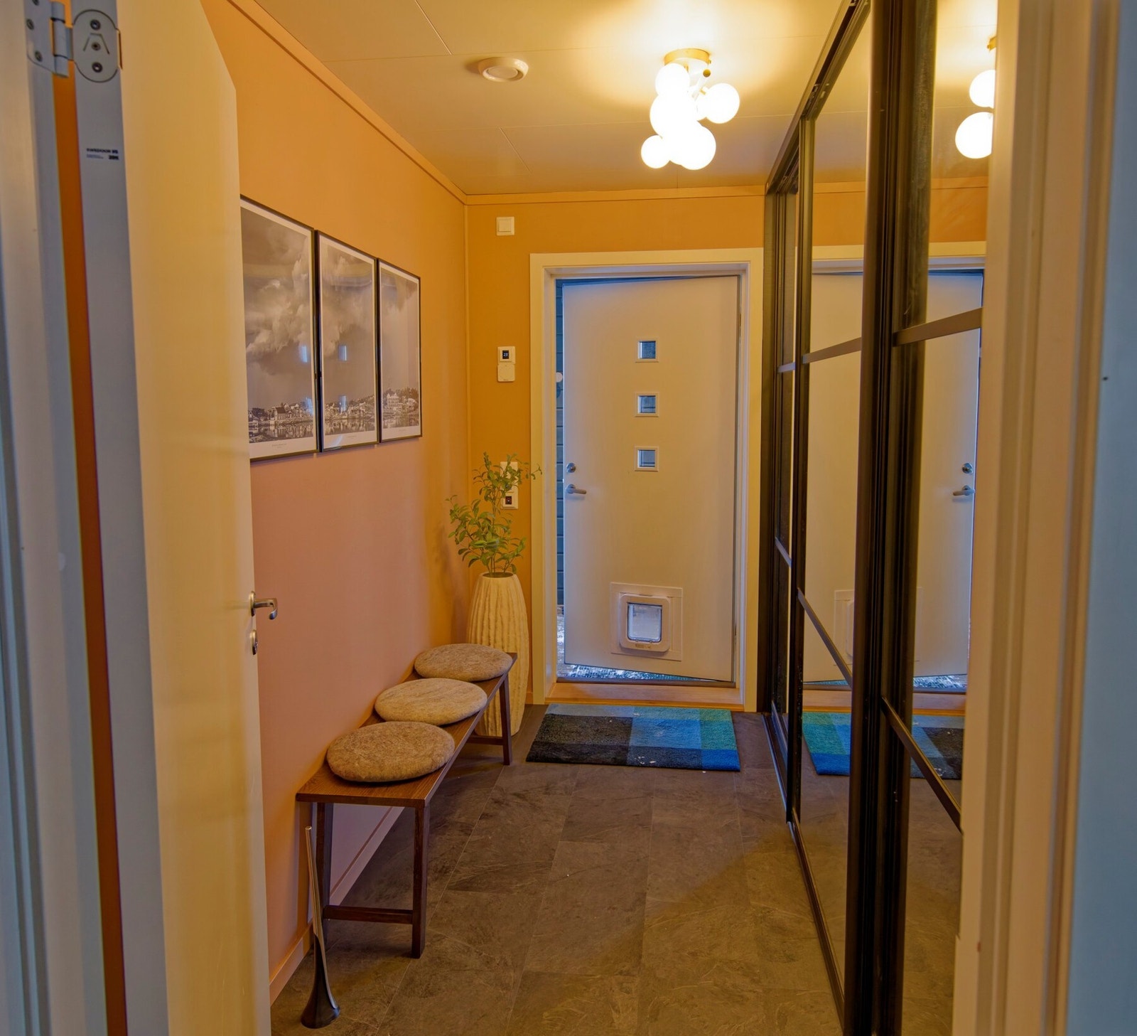 Entrè med skyvedørsgarderobe Galleribilde