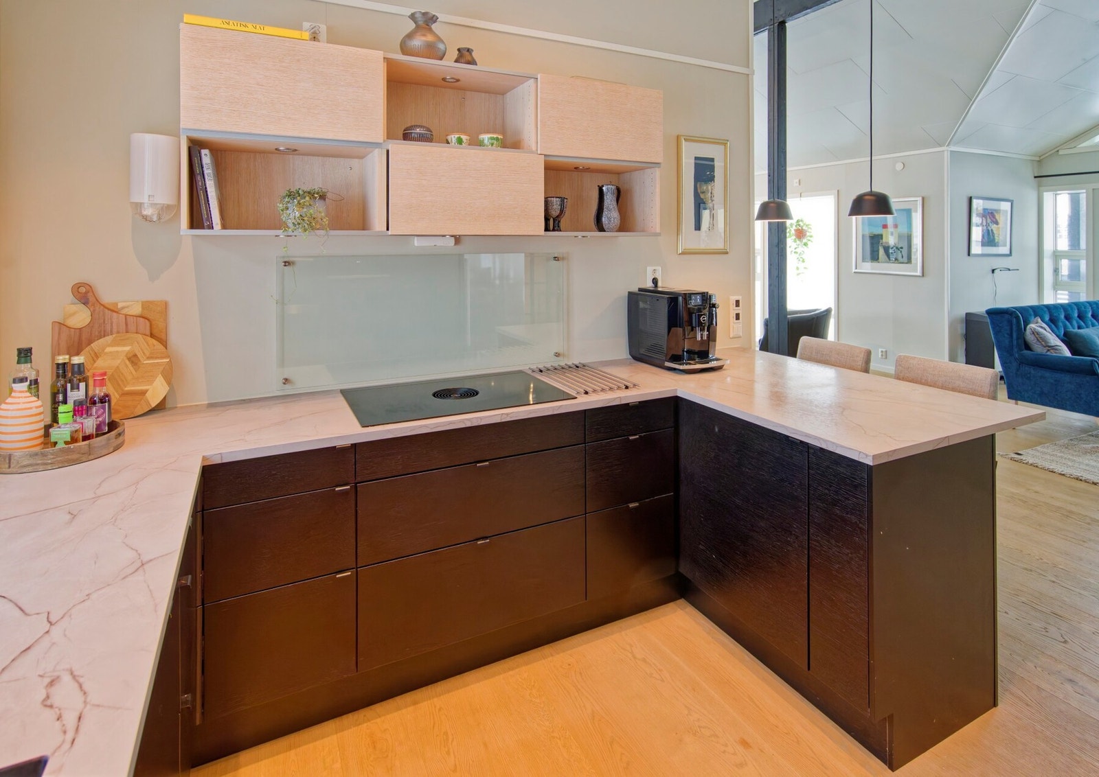 Oppvaskkum og skyllekum av silgranit med ett -greps blandebatteri. Integrert oppvaskmaskin. Quooker kokende vann rett fra springen Galleribilde