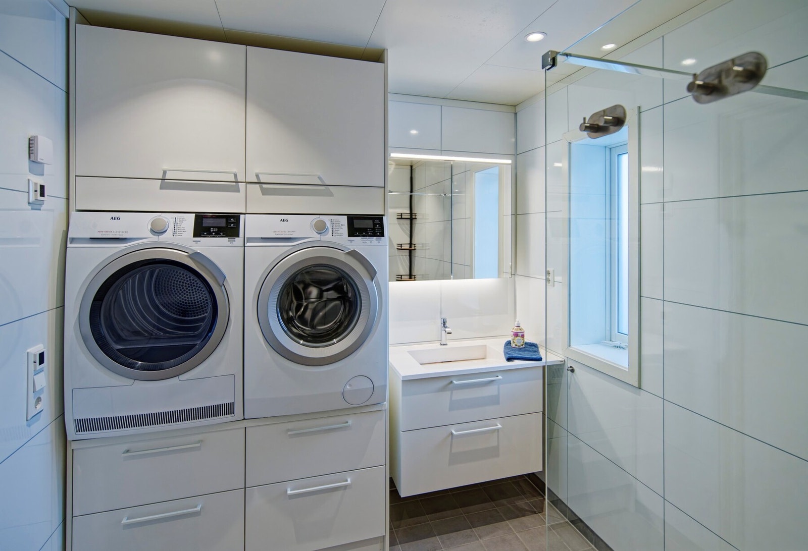 Praktisk og godt utnyttet bad/vaskerom Galleribilde