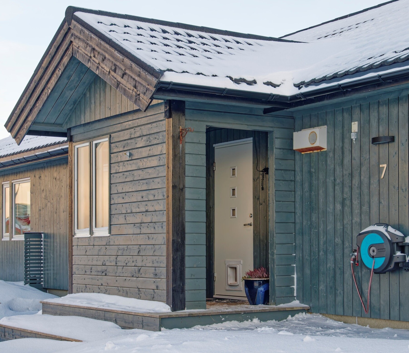 Smart og delvis innbygd inngangsparti Galleribilde