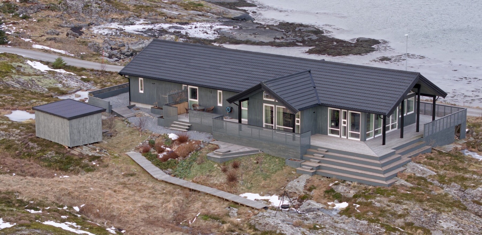 Fra eiendommen er det nærhet og gangavstand til alle fasiliteter på øya, deriblant barne- og ungdomsskole, barnehage, flerbrukshall,
matbutikk, Hamnholmvalen Amfi m/ sandstrand, hotell/restaurant, Emaus Pub & Spiseri samt ferje- og hurtigbåtkai Galleribilde