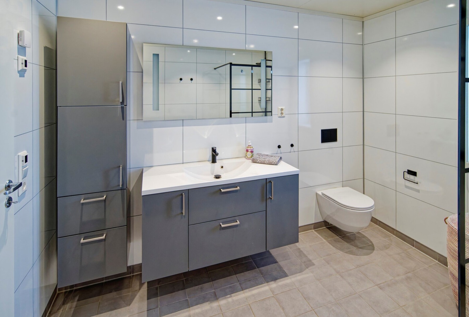 Her får man godt med innredning i tillegg til stor dusj og toalett Galleribilde