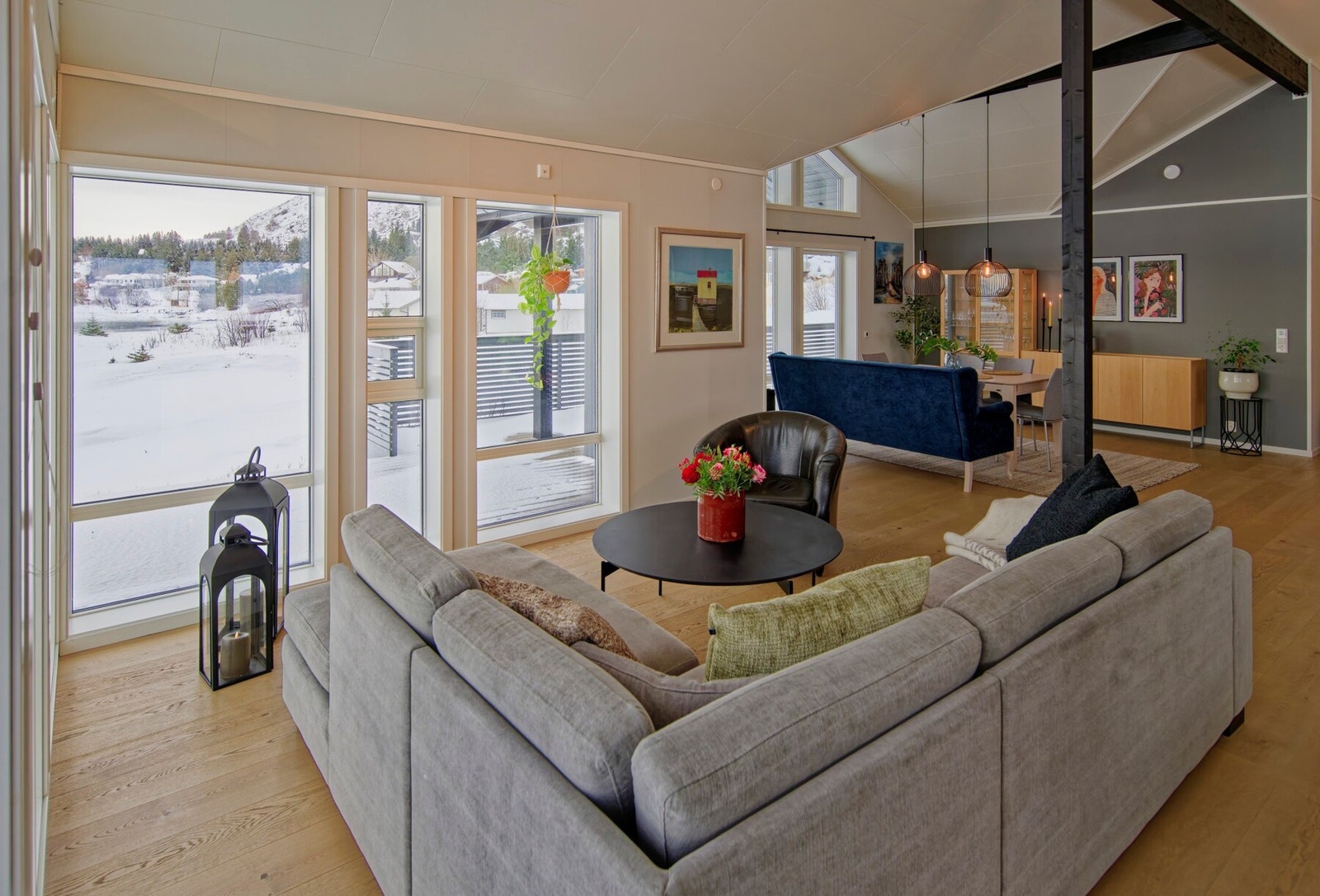 Innvendig er materialvalgene moderne og tidløse. Alt ligger til rette for en hverdag med minimalt vedlikehold og maksimal trivsel Galleribilde