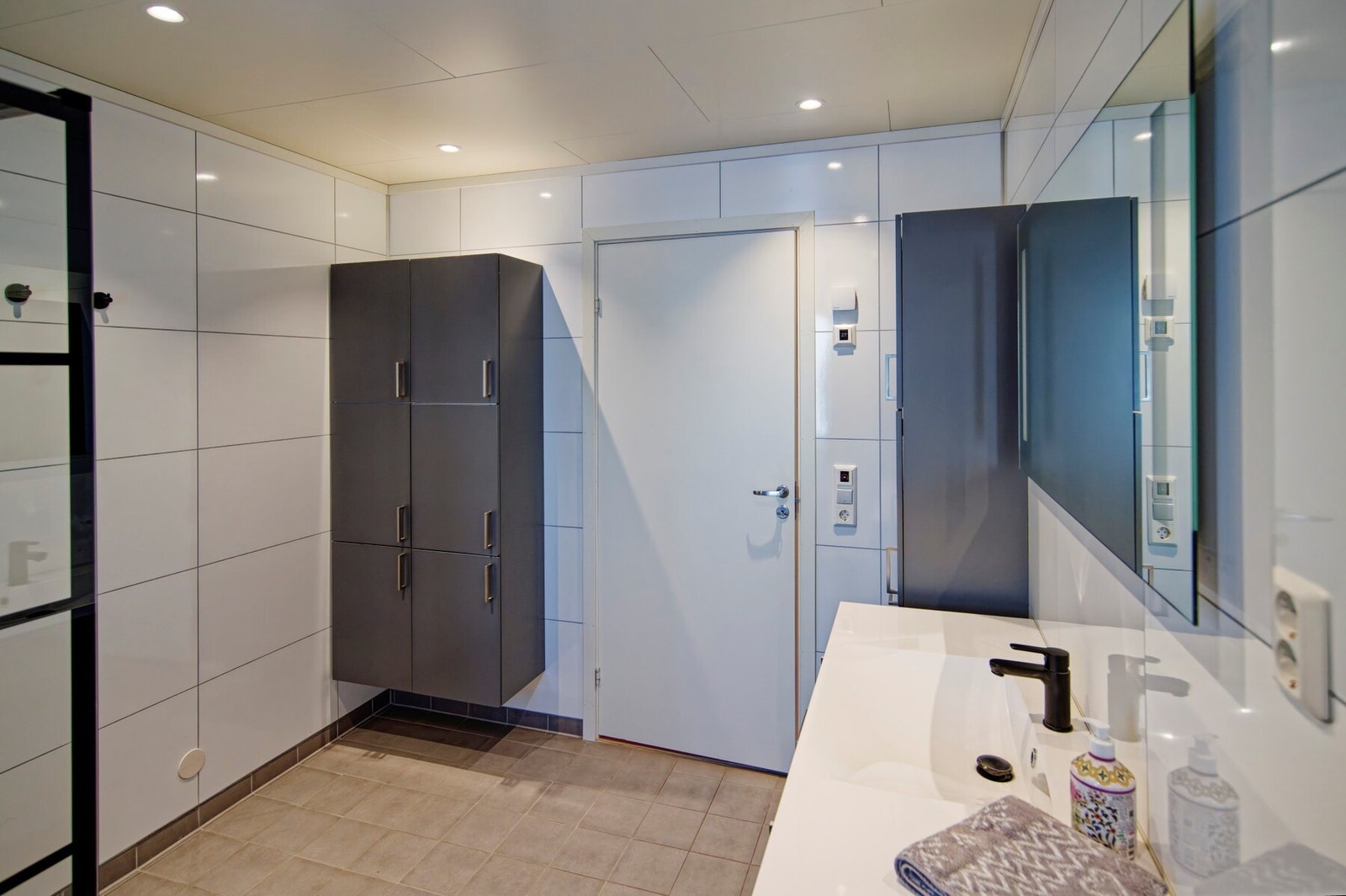 Vegger er tekket med våtromsplater. Himling er tekket med malte plater.
Gulvet er tekket med fliser Galleribilde