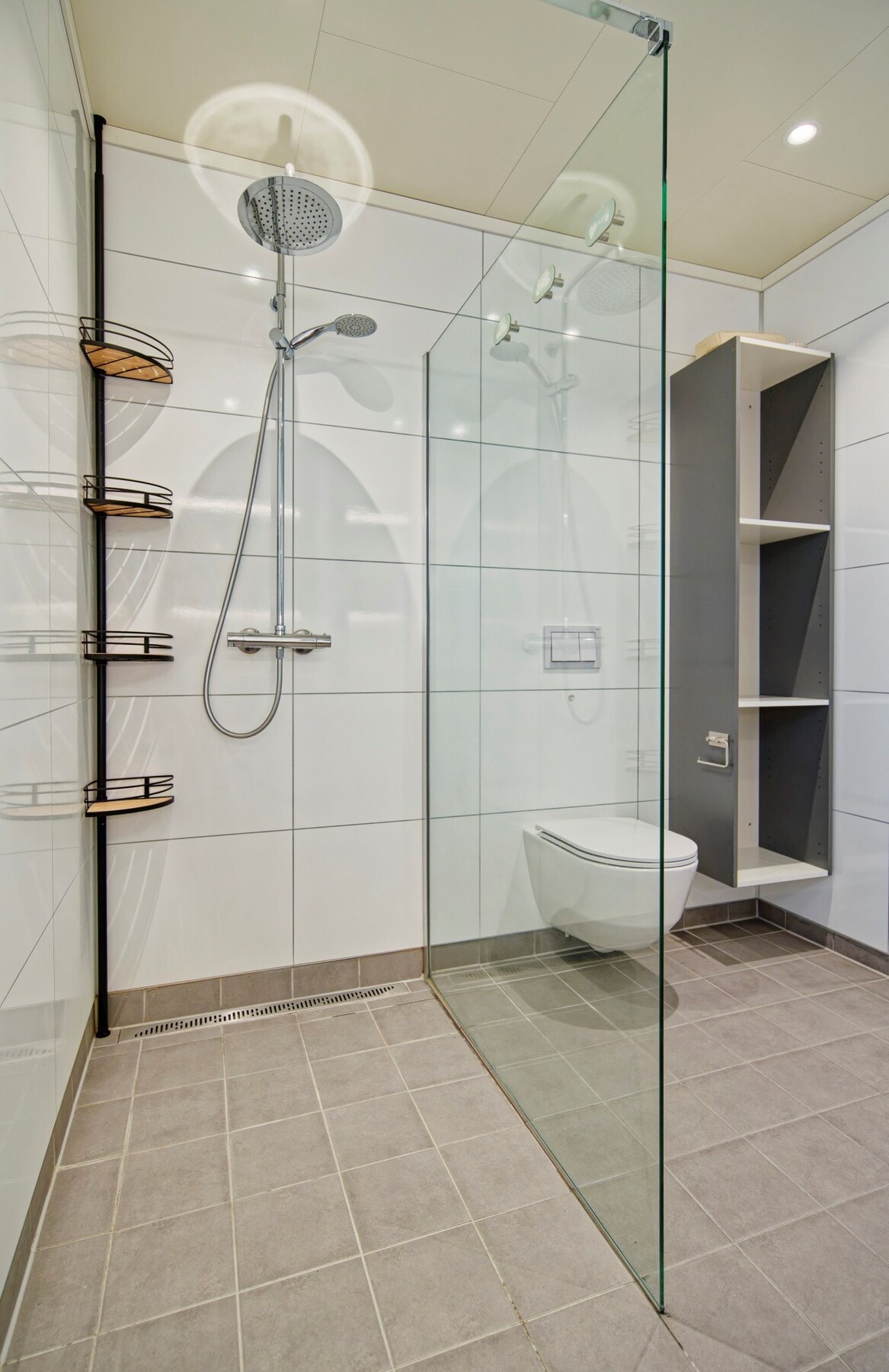 Linjesluk av plast inne i dusjnisjen Galleribilde