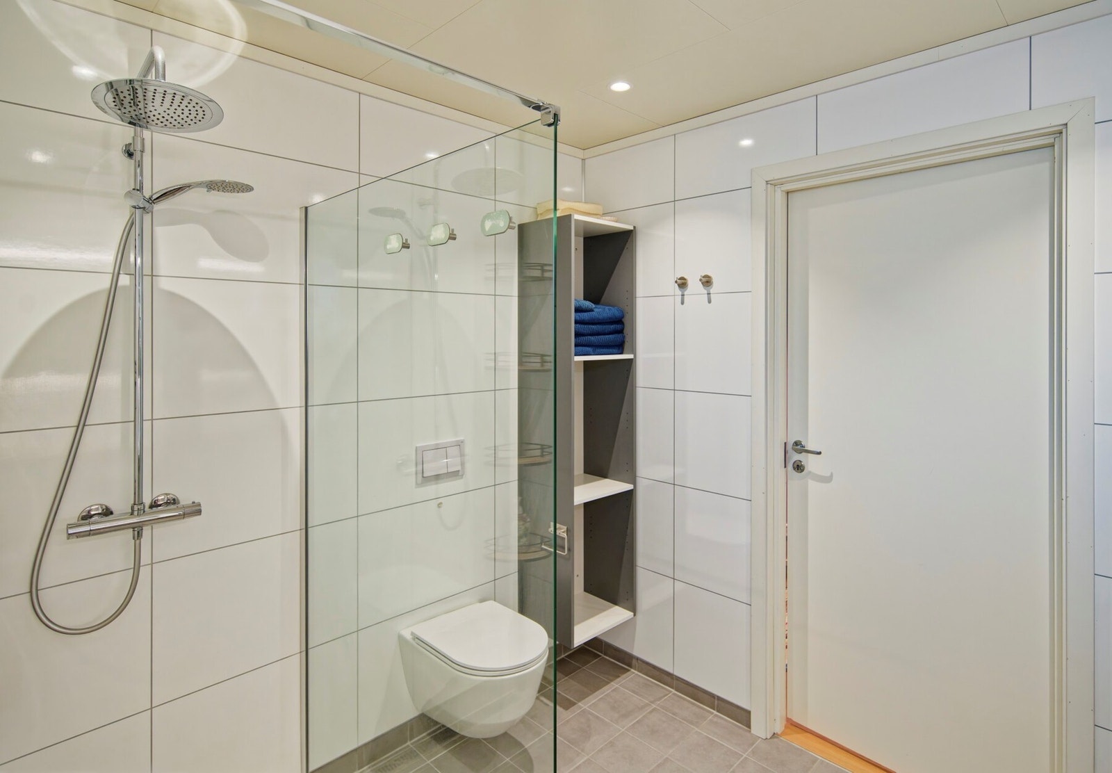 Vegger er tekket med våtromsplater. Himling er tekket med malte plater.
Gulvet er tekket med fliser Galleribilde