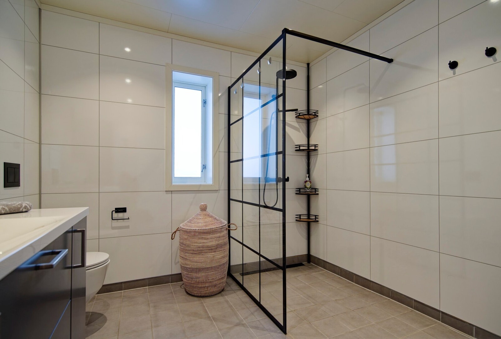 Linjesluk av plast inne i dusjnisjen Galleribilde