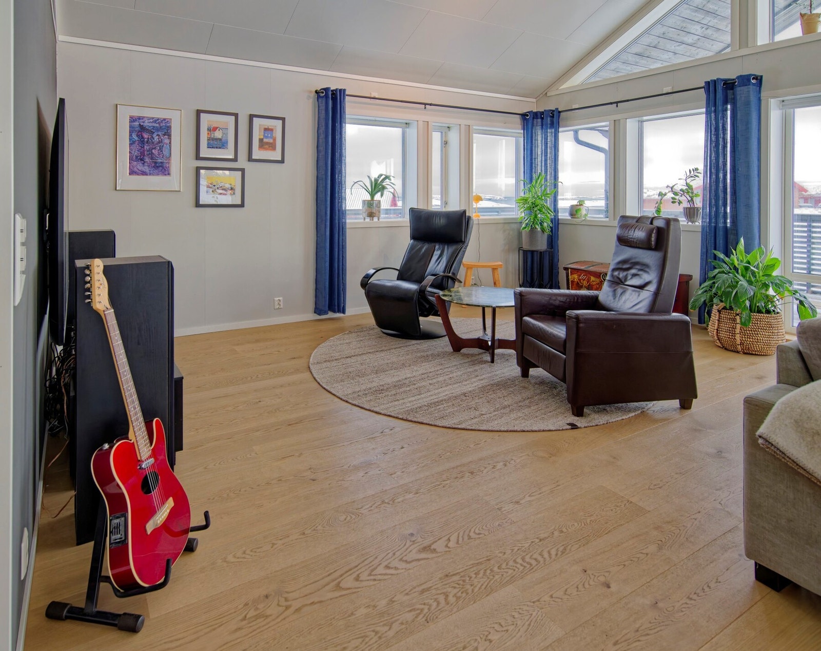 Det er vannbåren gulvvarme i samtlige gulv, dette for utenom i soverommene Galleribilde