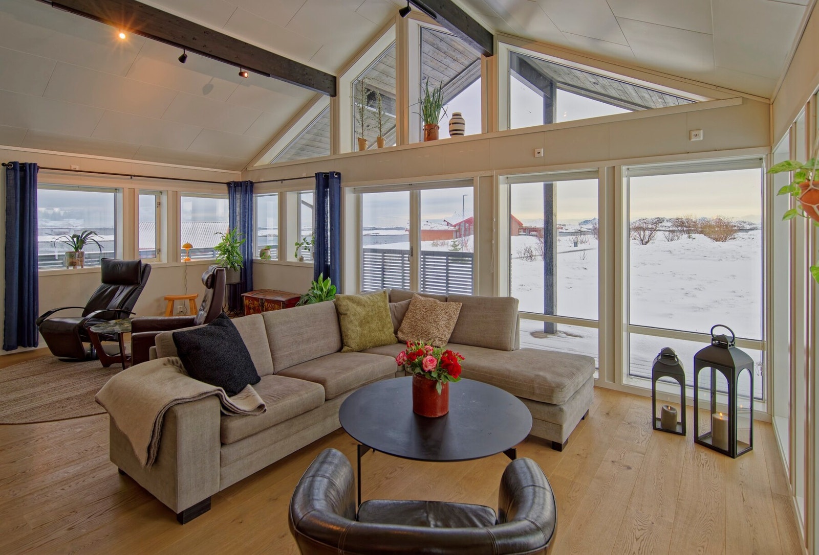 Store vindusflater slipper dagslyset generøst inn og skaper en flott forbindelse mellom inne- og uterom Galleribilde