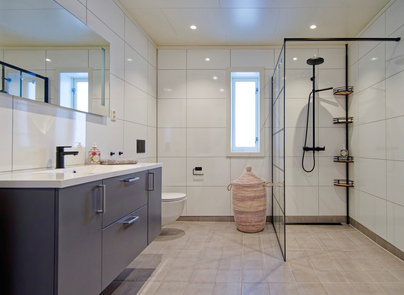 Stort og lyst hovedbad med alt du trenger.. Galleribilde