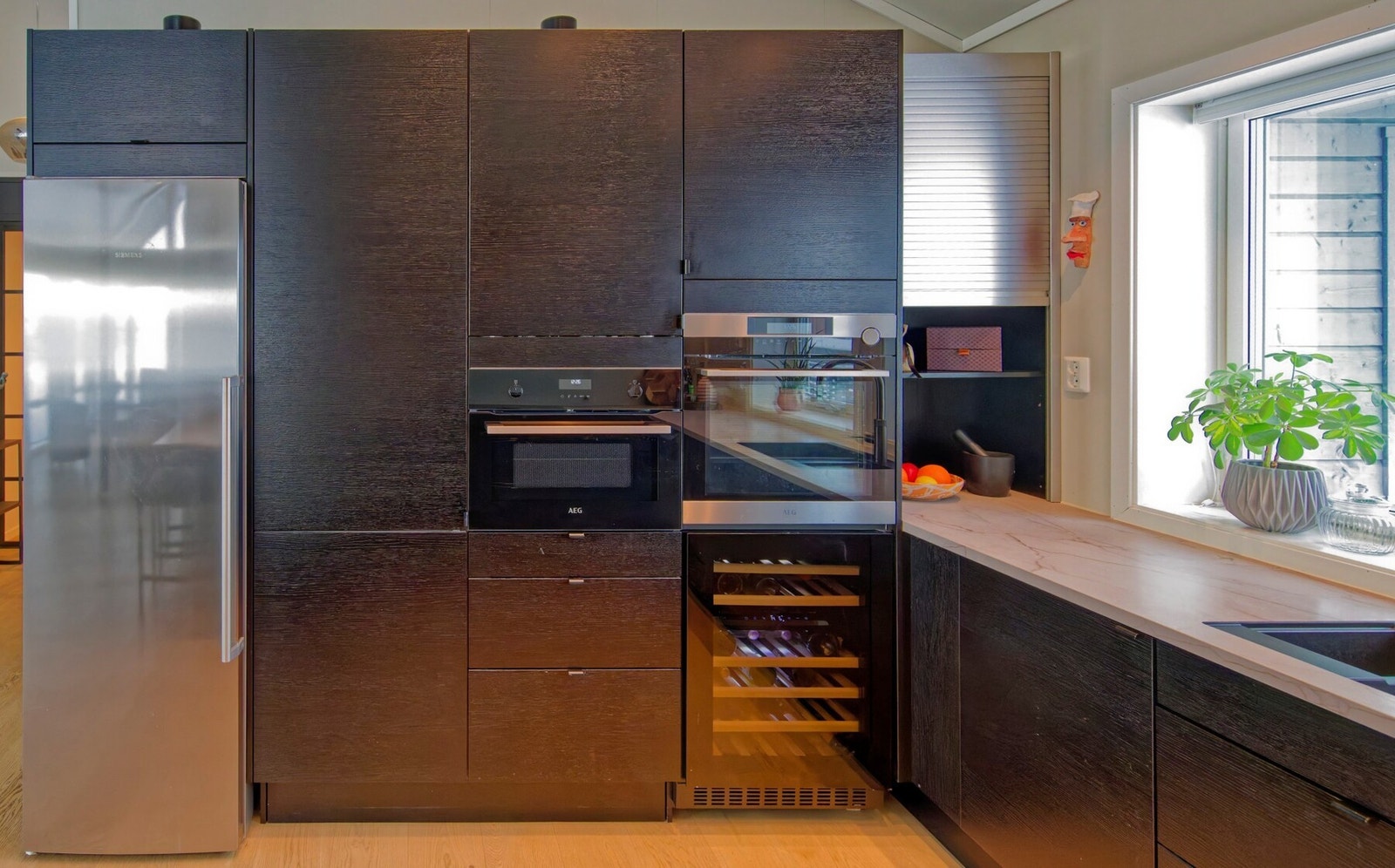 Integrert Bora induksjonstopp, 2 stk. steikeovner og vinskap Galleribilde