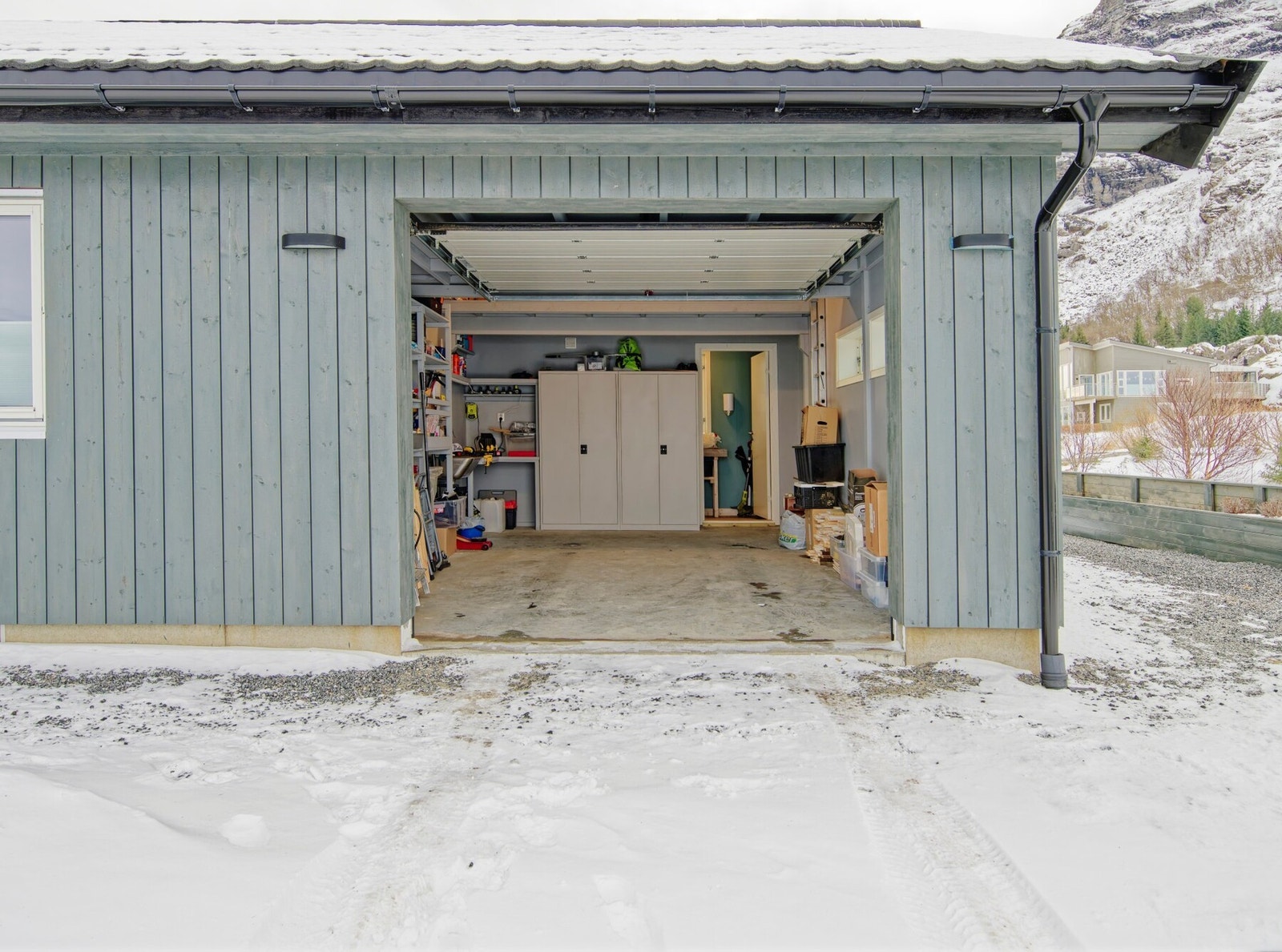 Isolert garasje med god lagringsplass med bod og hems Galleribilde