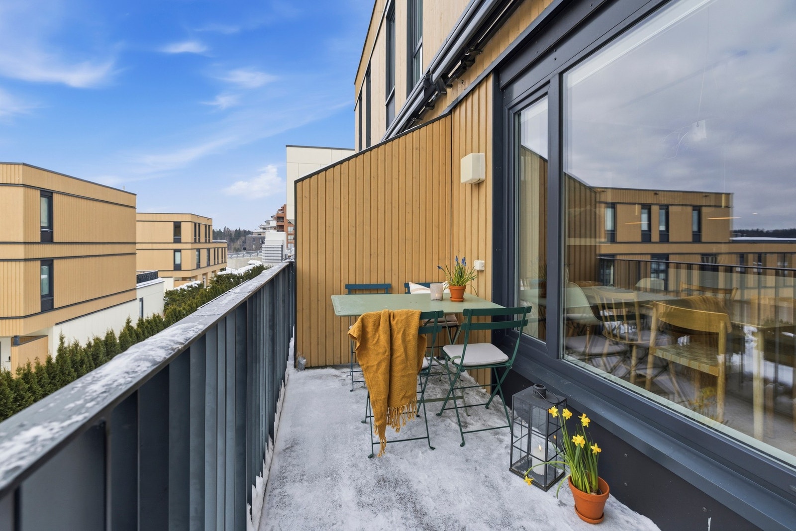 Utenfor kjøkkenet i første etasje er det en deilig balkong på 6 kvm med levegg mot nabo og elektrisk markise Galleribilde