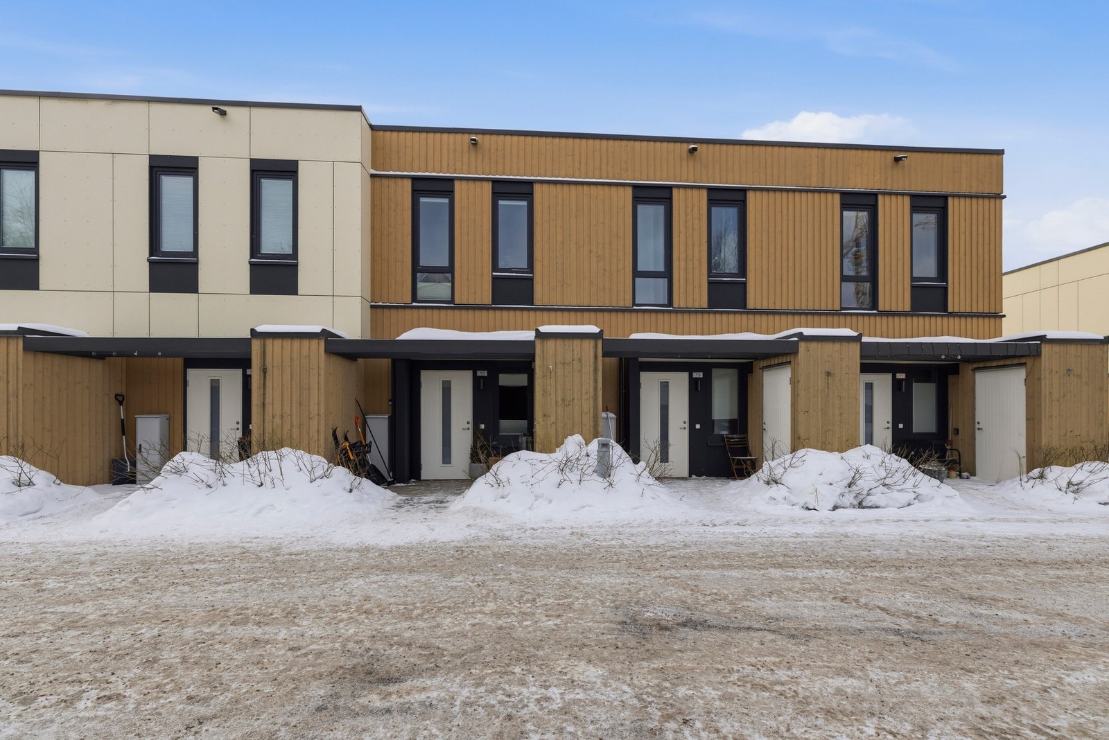 Eiendommen ligger i et nyere etablert, barnevennlig og sentralt boligområde i Lørenskog Stasjonsby Galleribilde