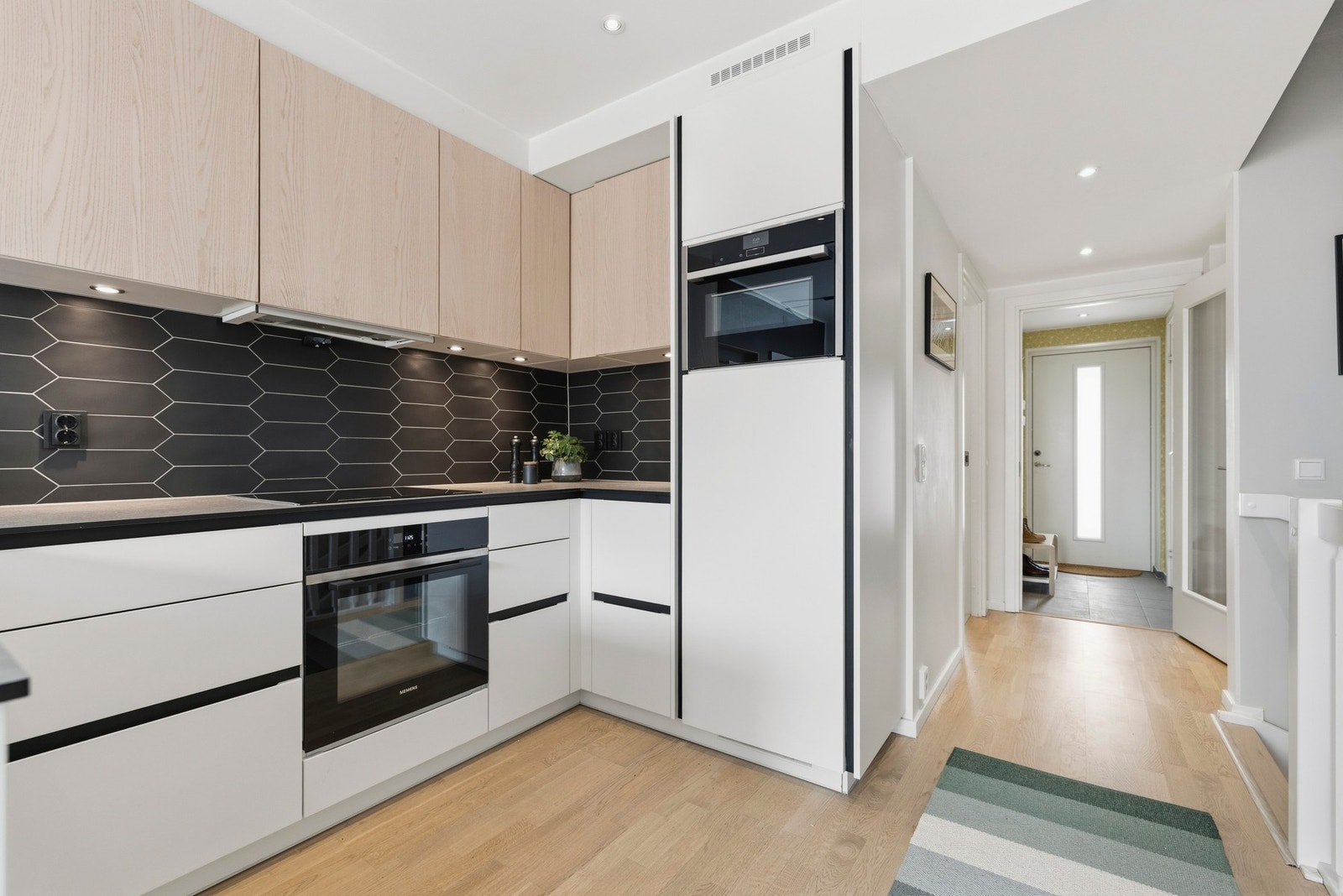 Innredningen består av glatte fronter og laminat benkeplate Galleribilde