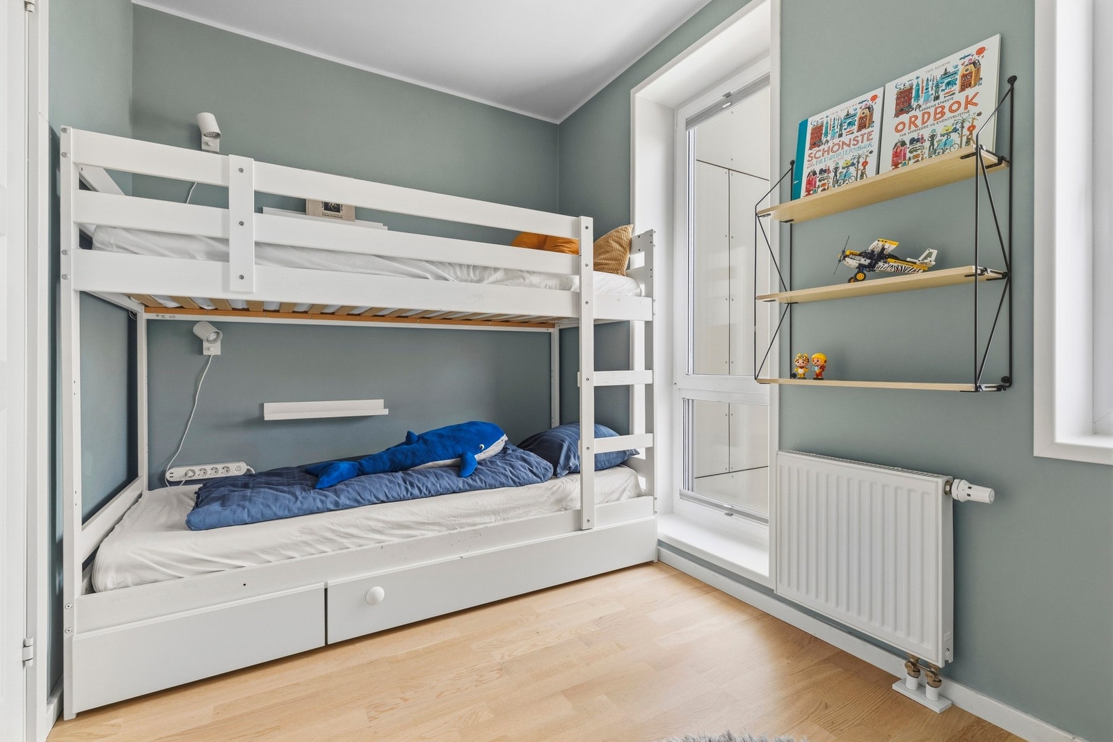 Det andre soverommet i 2.etasje passer ypperlig til barnerom, gjesterom eller kontor Galleribilde