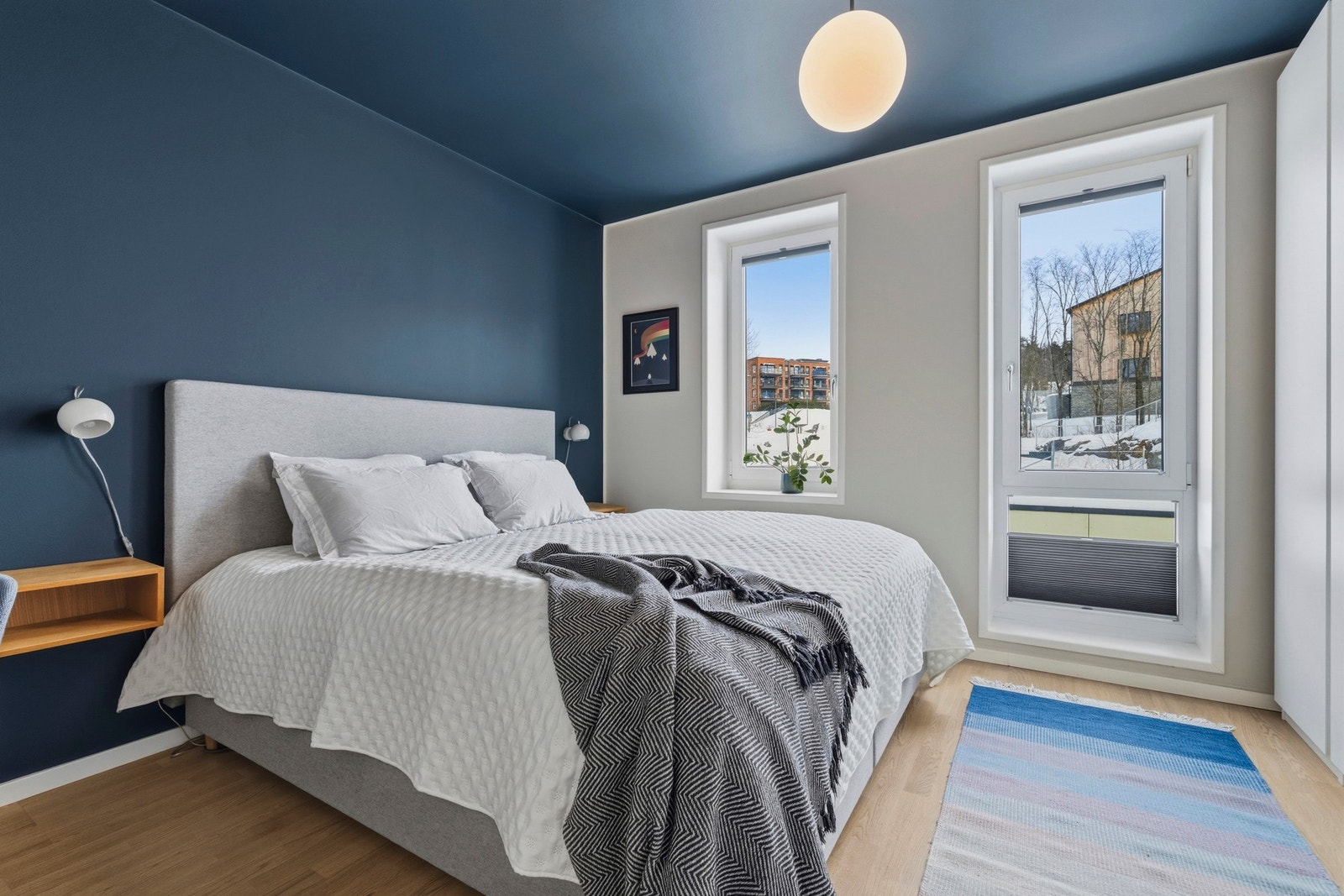 Hovedsoverommet er meget romslig og har god plass til dobbeltseng og tilhørende nattbord Galleribilde