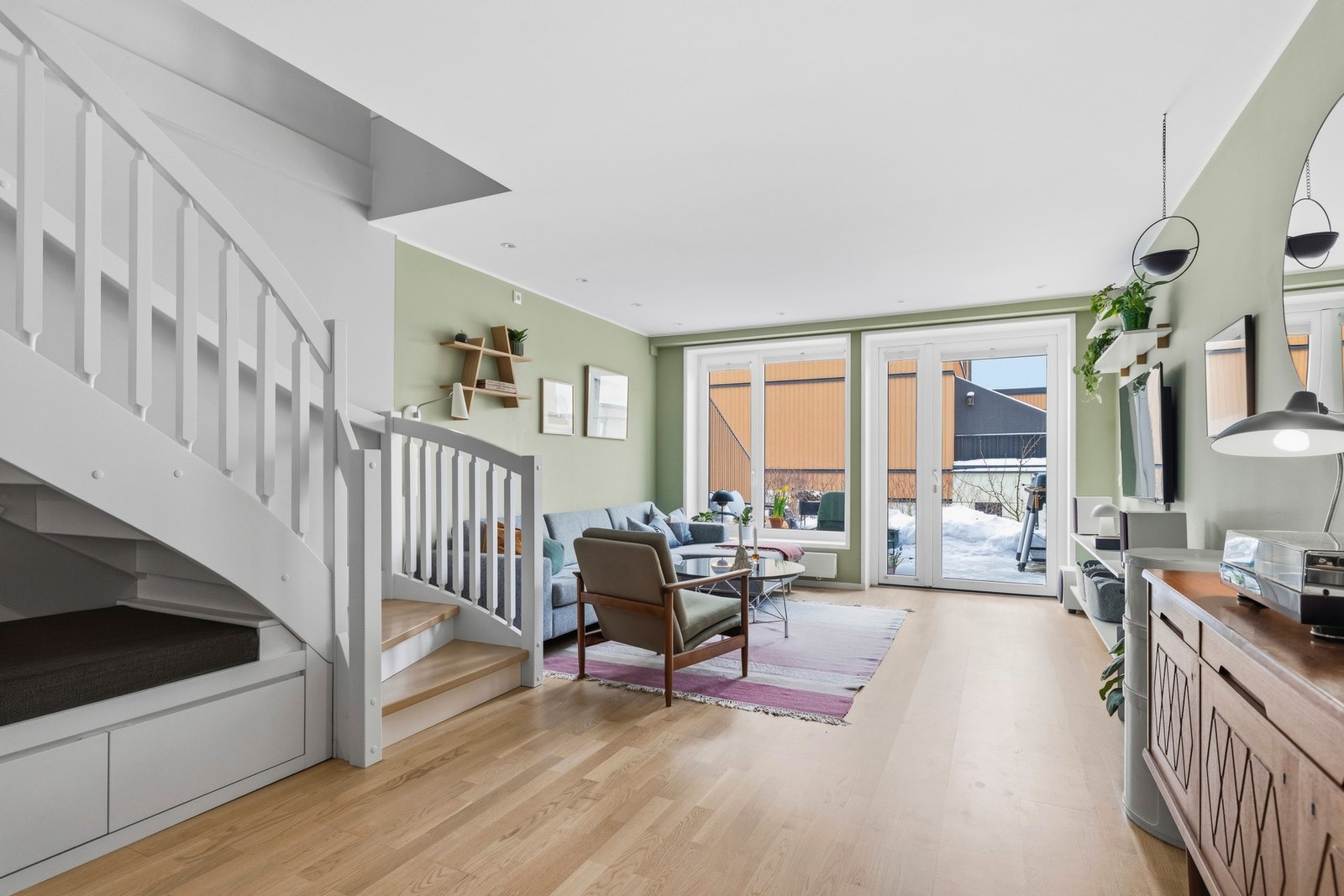 Stuen har en romhøyde på 2,41 meter og gir gode muligheter for ulike innredningsløsninger Galleribilde