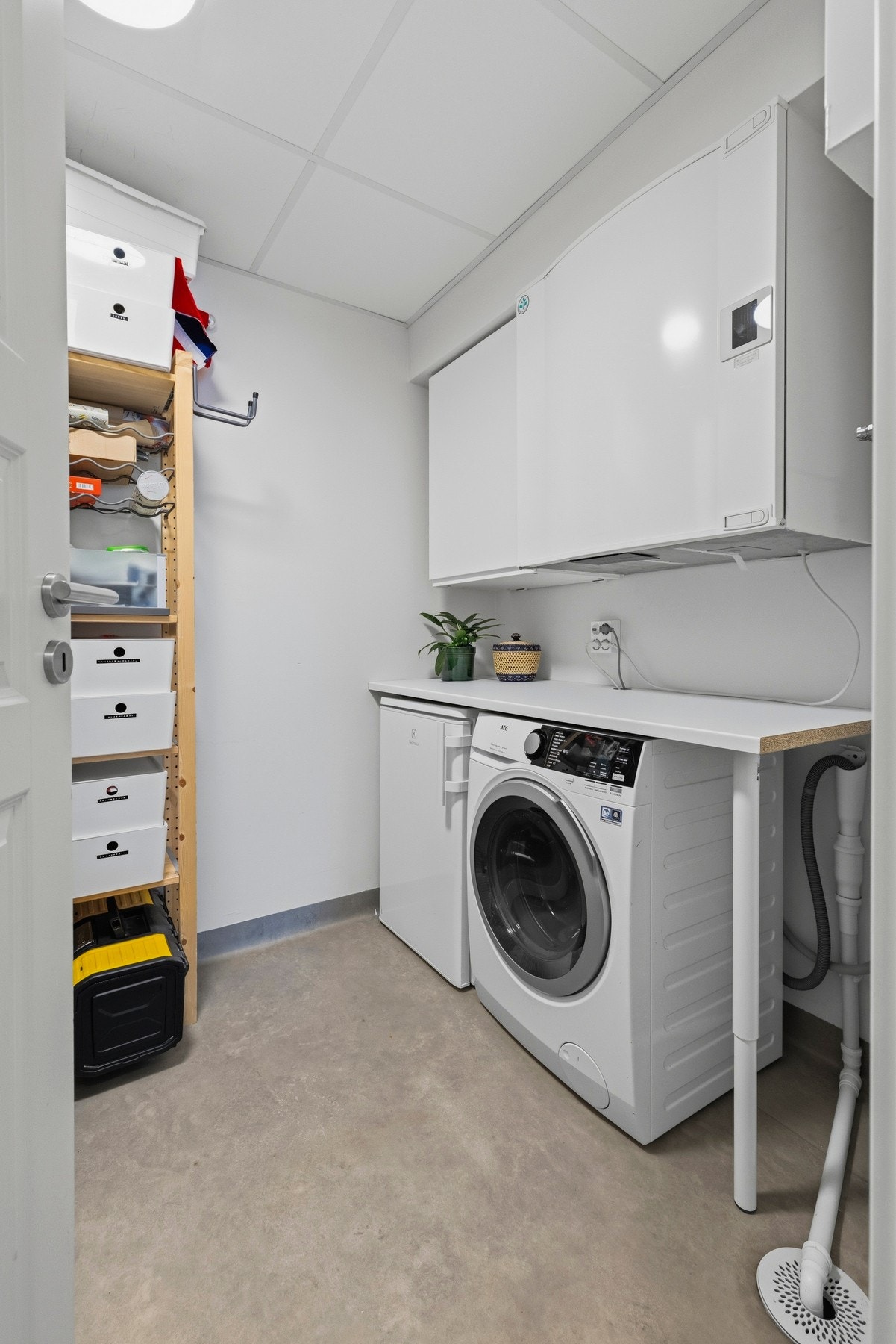 Vaskerommet har opplegg for vaskemaskin og god plass til diverse oppbevaring Galleribilde
