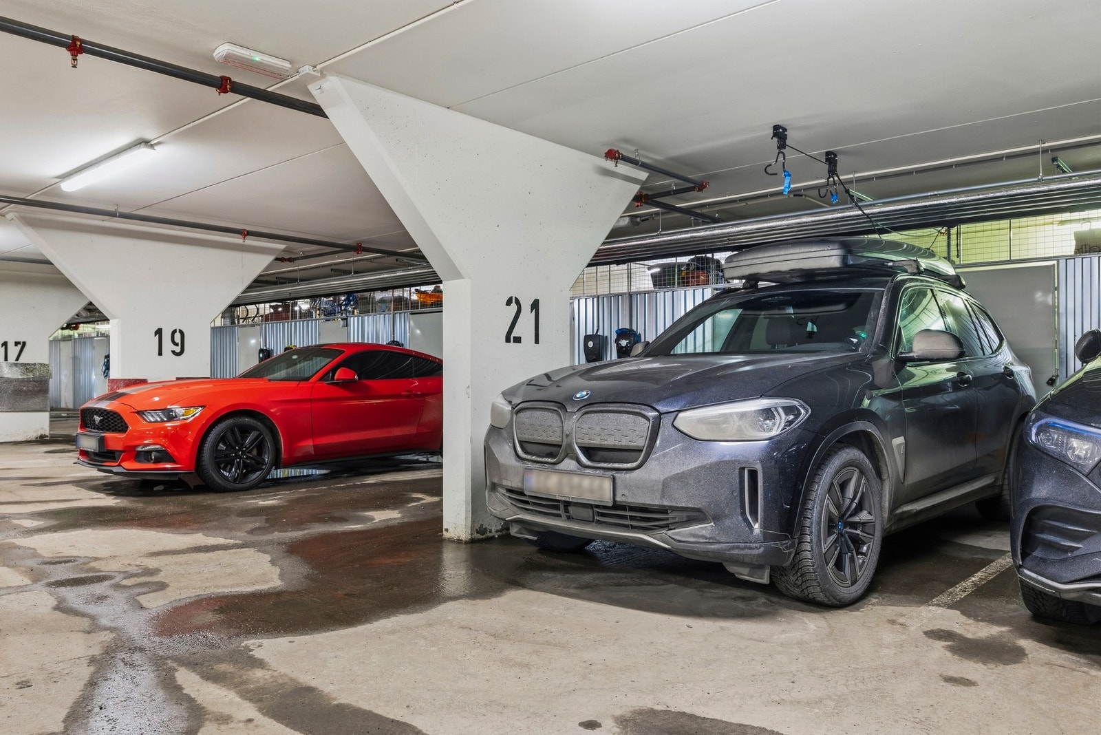 Boligen disponerer en garasjeplass med elbillader Galleribilde