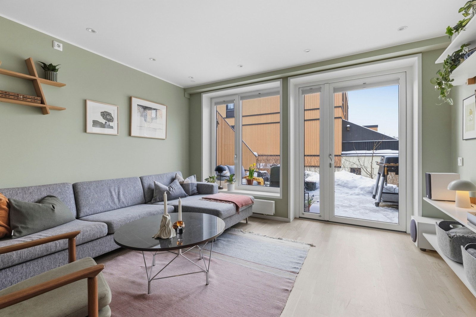 Utgangen til en terrasse på 11 m² gir enkel tilgang til utendørsareal og forlenger rommet på sommerstid Galleribilde