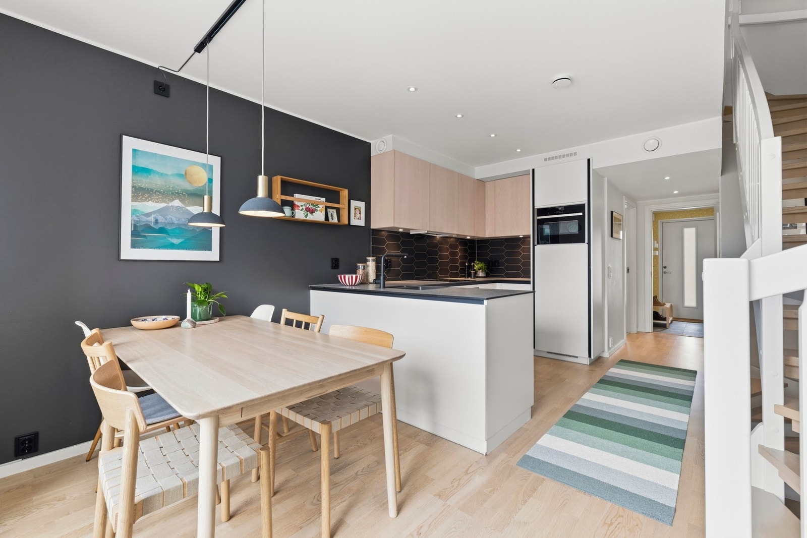 Det lekre kjøkkenet har en funksjonell layout med kjøkkeninnredning fra Kvik Galleribilde