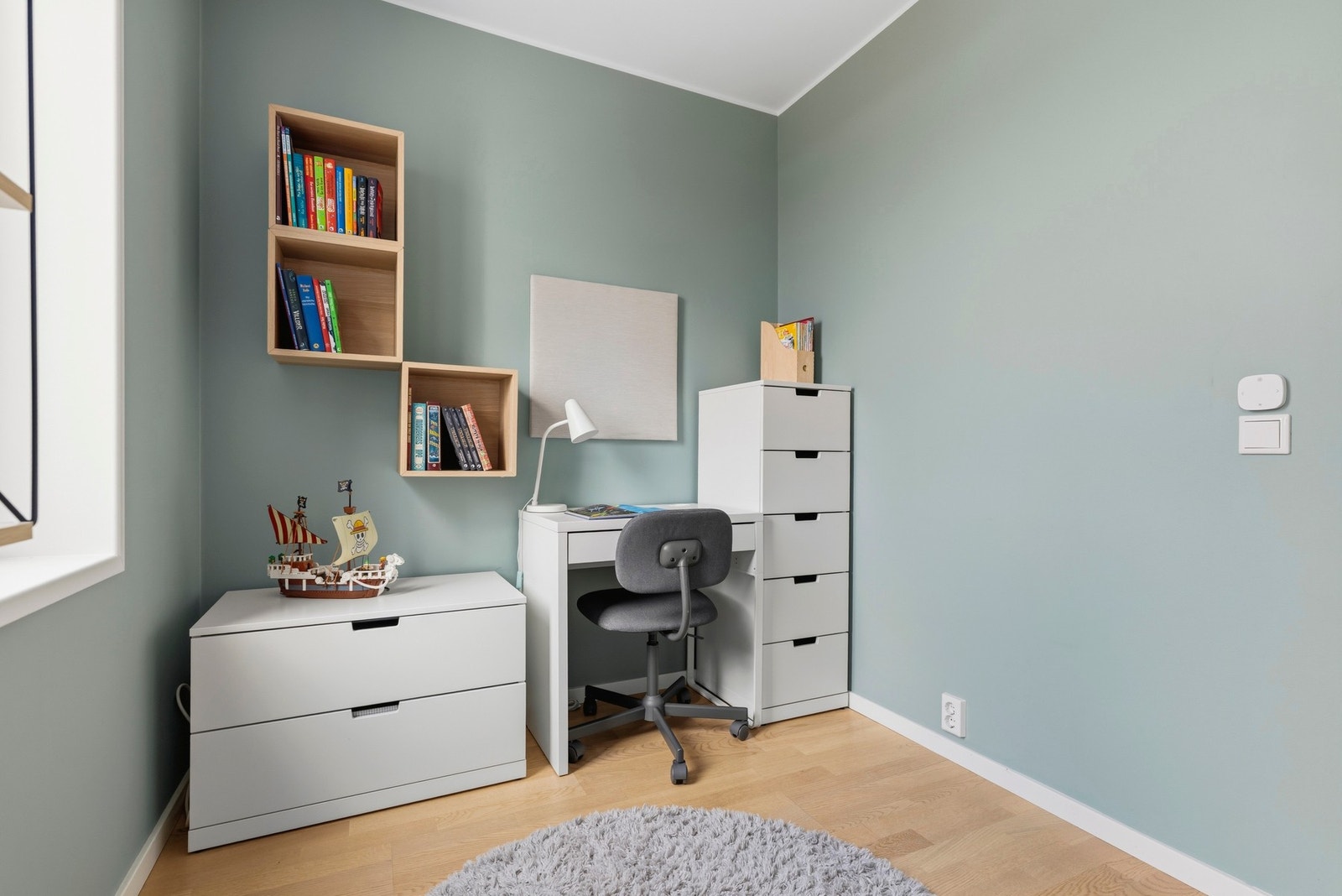 Rommet er romslig med god plass til ønsket møblement Galleribilde