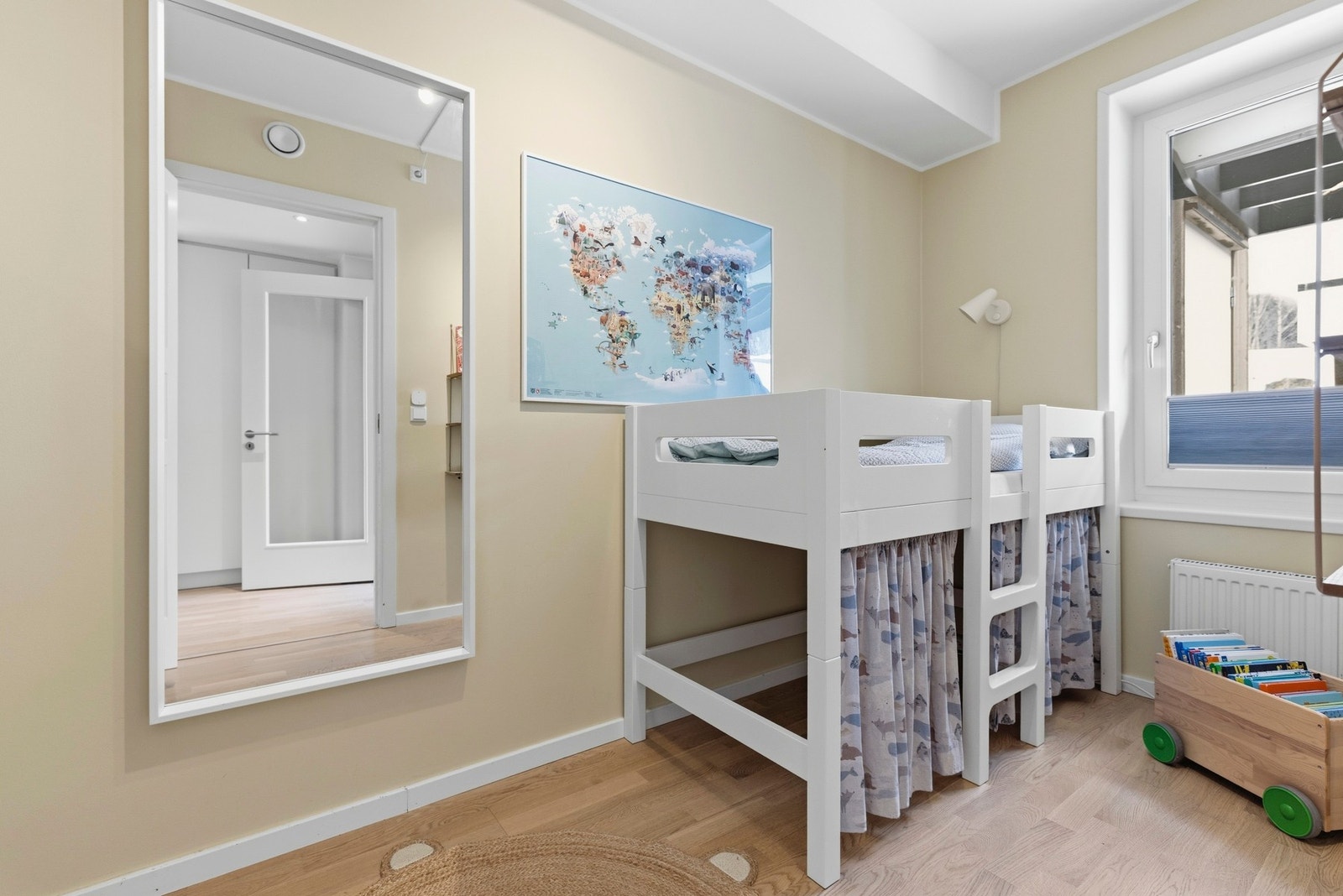 Soverommet i 1. etasje har en takhøyde på 2,50 meter og gir gode muligheter for møblering Galleribilde