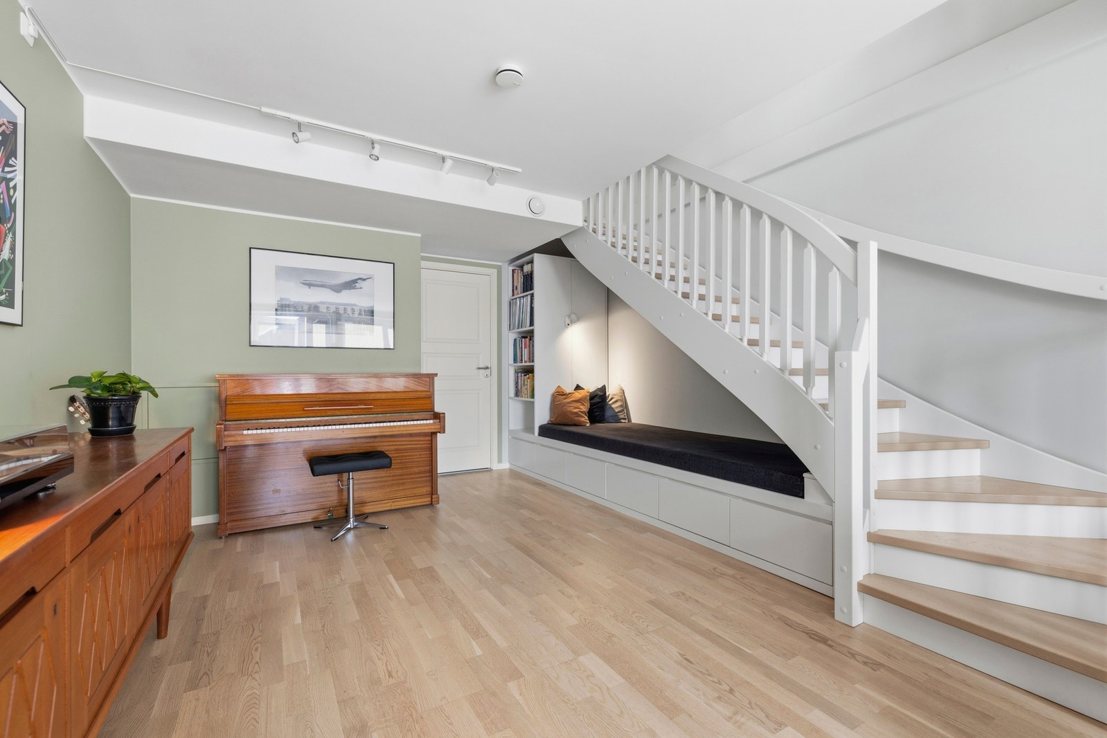 Arkitekttegnet og plassbygd dagseng med masse lagringsplass Galleribilde