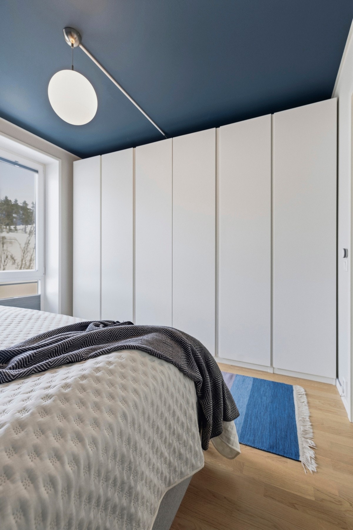 Langs den ene veggen er det en stor garderobe med god oppbevaringsplass Galleribilde