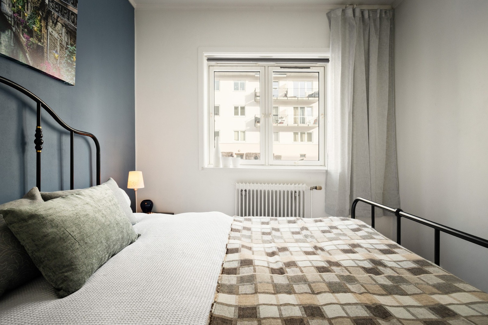 Soverommet har en god plassering mot rolige omgivelser. Det er i tillegg god avstand mellom blokkene som gir lite innsyn. Galleribilde