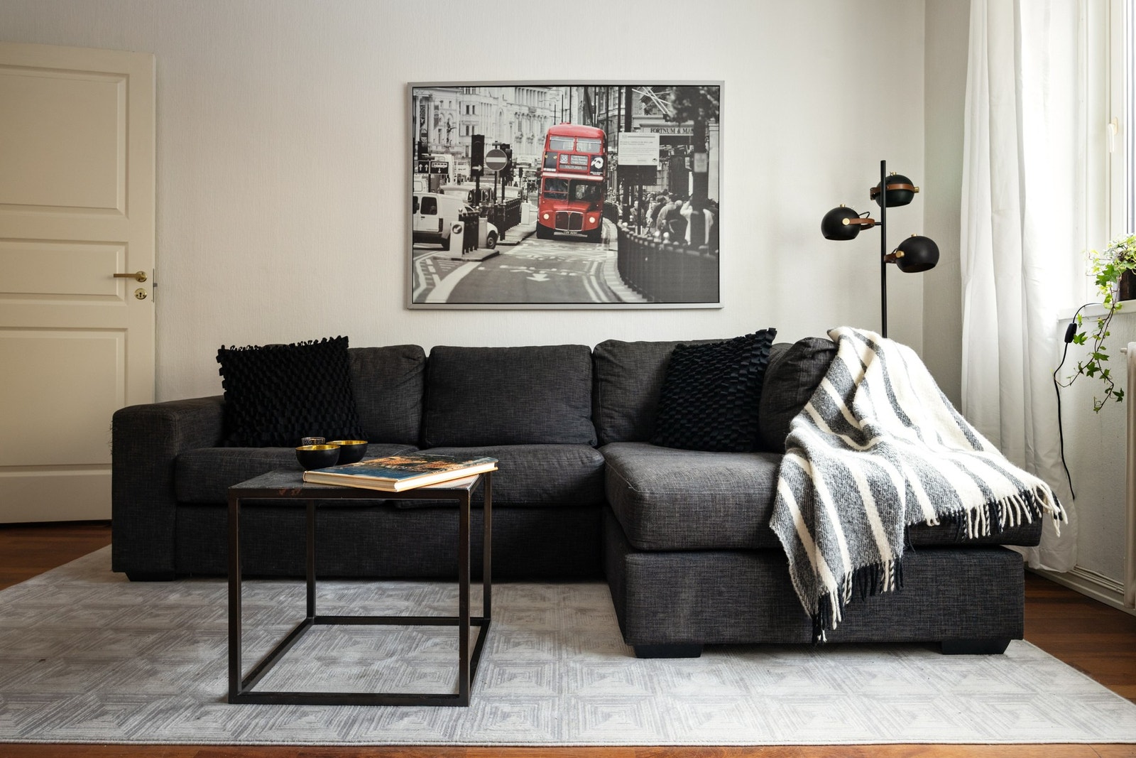 Stuens romslighet bidrar til gode og naturlig inndelte soner. Galleribilde