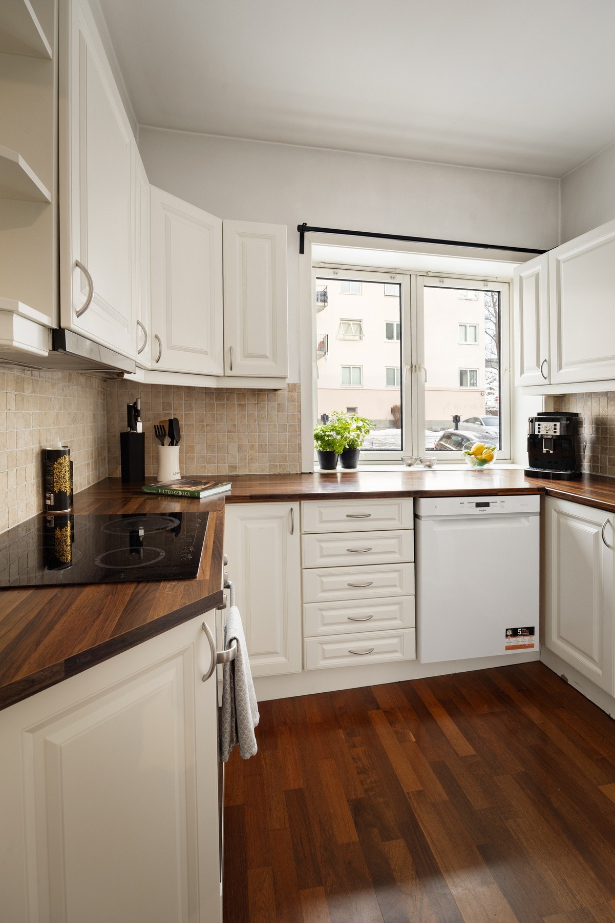 Leiligheten har en praktisk og god planløsning med separat kjøkken i lyse farger. Galleribilde