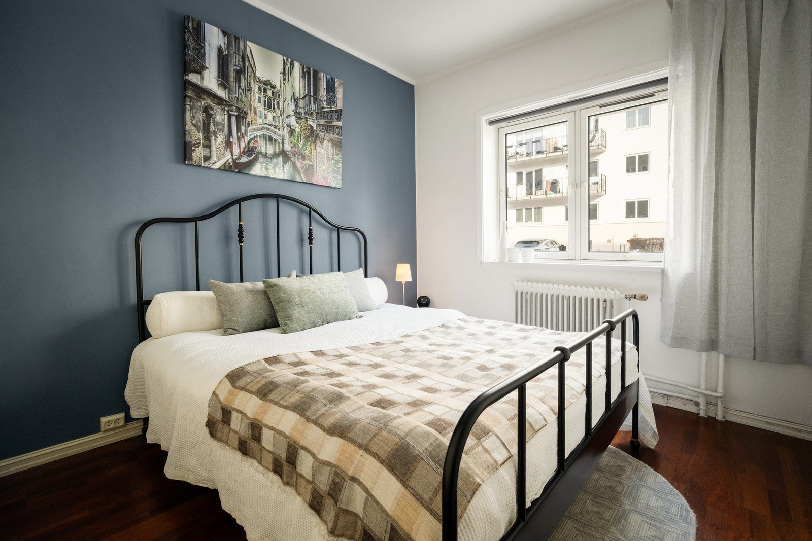 Soverommet har store vindusflater og er vendt mot rolig gårdsrom. Galleribilde