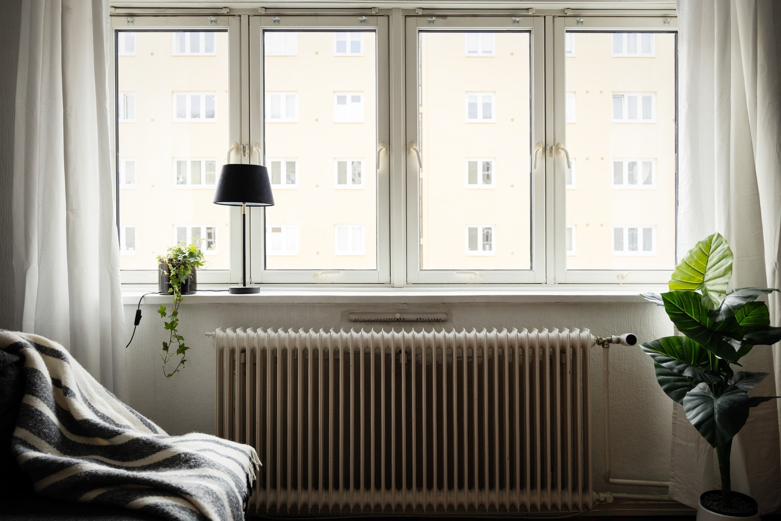 Leiligheten varmes opp av fjernvarme og felleskostnadene inkluderer fyring og varmtvann. Samtidig bidrar vinduene til mye naturlig lys. Galleribilde