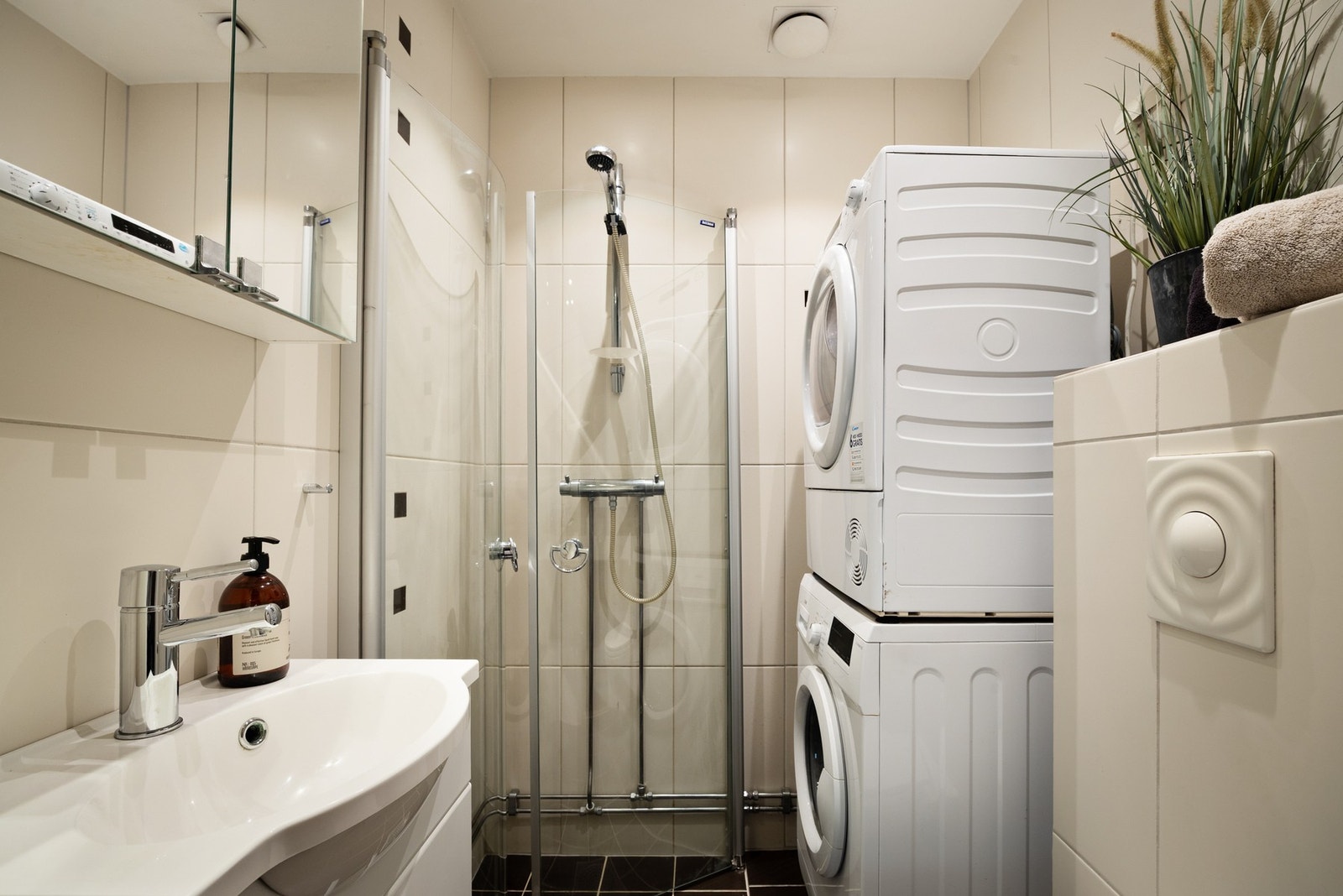 Badet har delikate fliser og fremstår som tidløst. Galleribilde