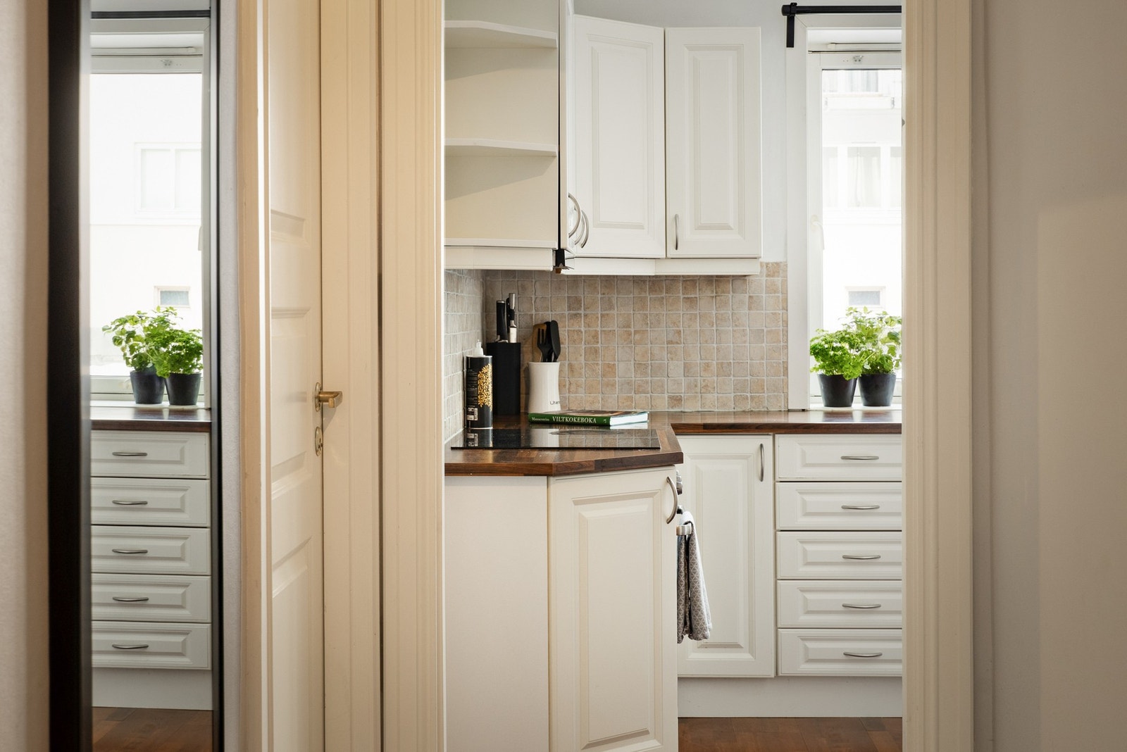 Fra entréen har du tilgang til direkte tilgang til kjøkkenet, som er praktisk etter handleturen på butikken. Galleribilde