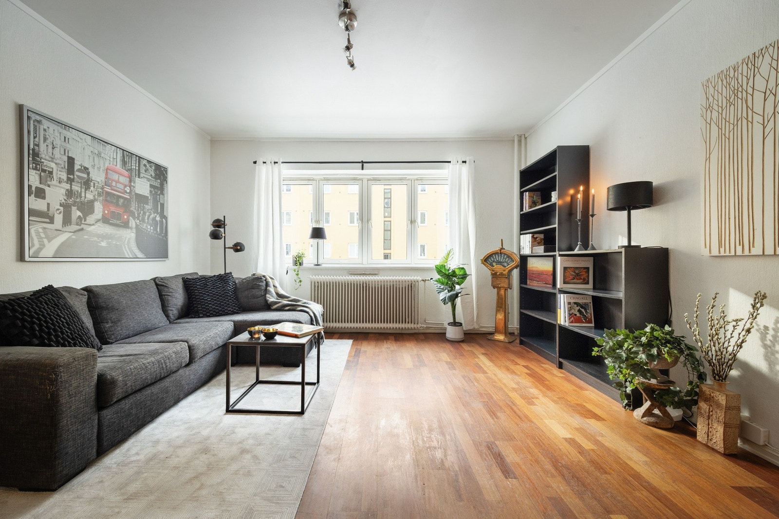 Fra entréen kommer du videre inn til den lyse og romslige stuen. Galleribilde