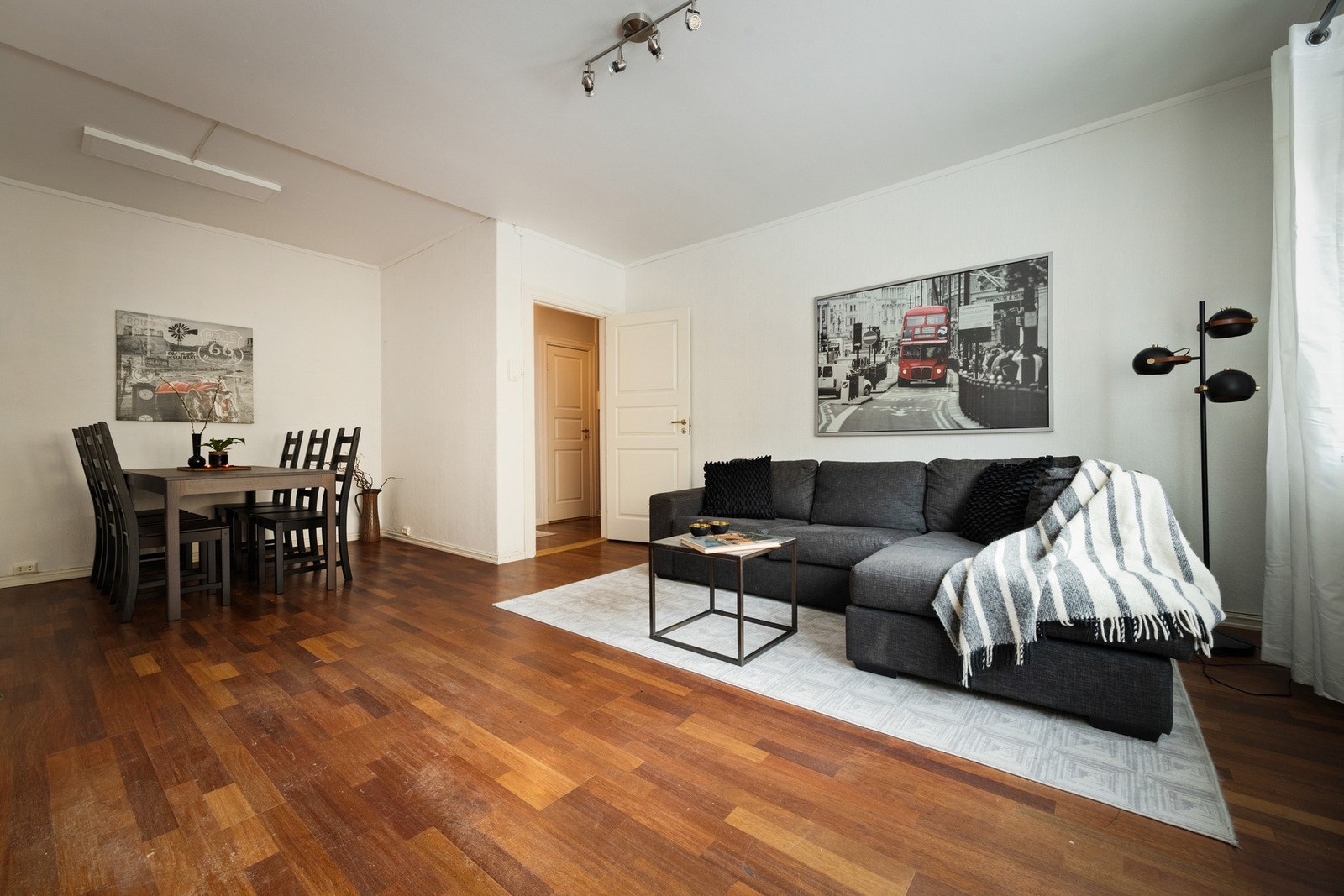 Stuen er romslig og har en god planløsning med gode innredningsmuligheter i ulike soner. Galleribilde