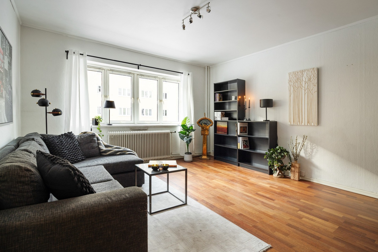 Leiligheten har et fint parkettgulv av treslaget Merbau. Galleribilde