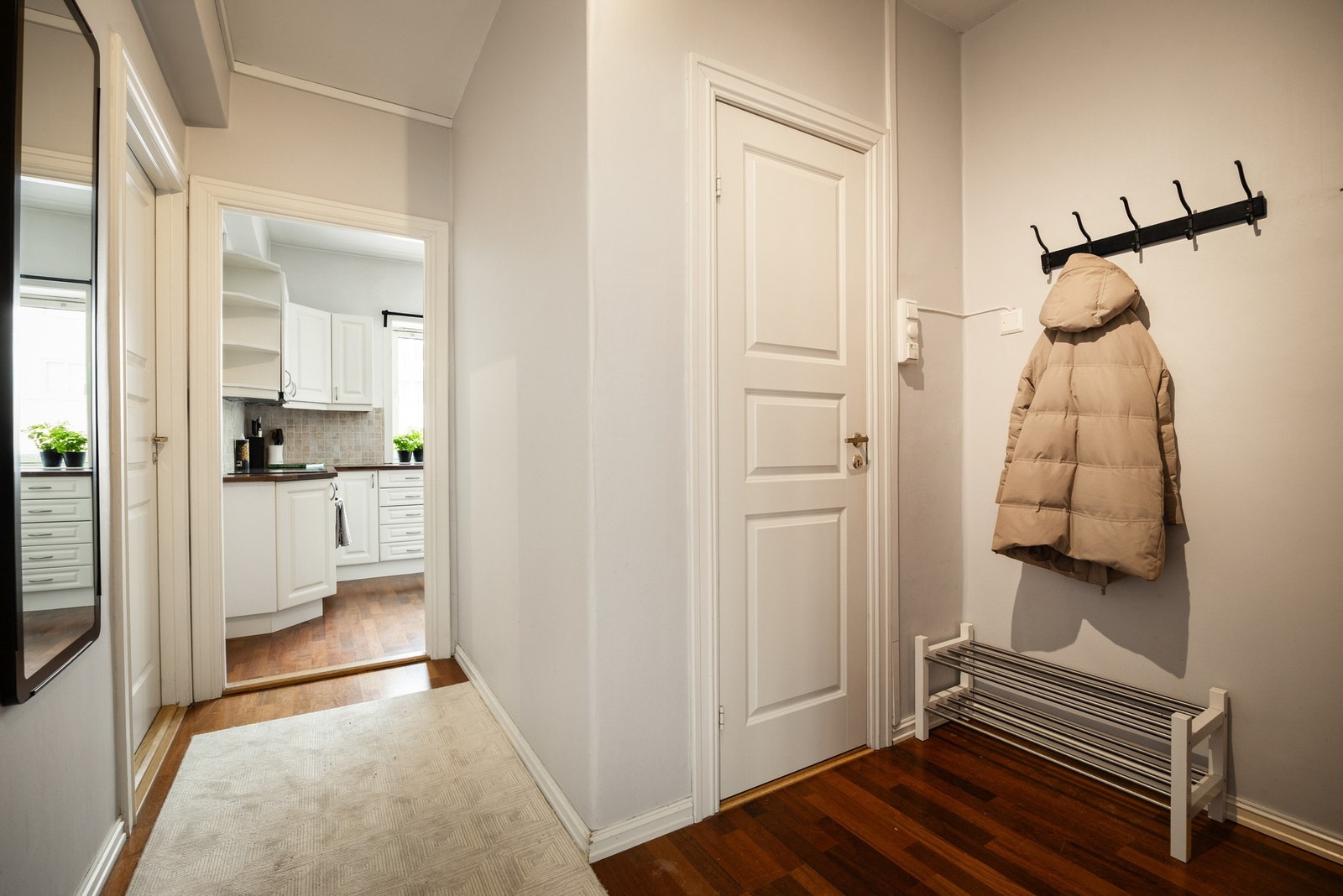 Entréen er tiltalende, med plass til oppbevaring av sko og yttertøy. Galleribilde
